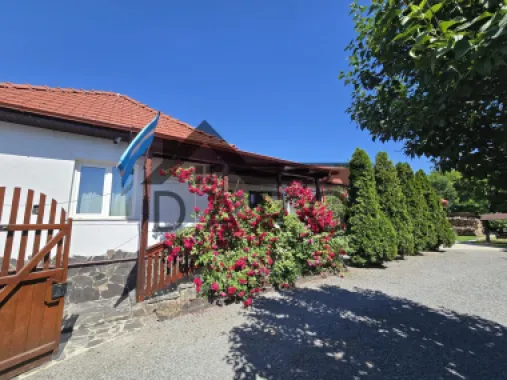 Casa in Livezeni , 140 mp utili , in centrul localitatii .