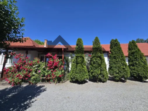 Casa in Livezeni , 140 mp utili , in centrul localitatii .