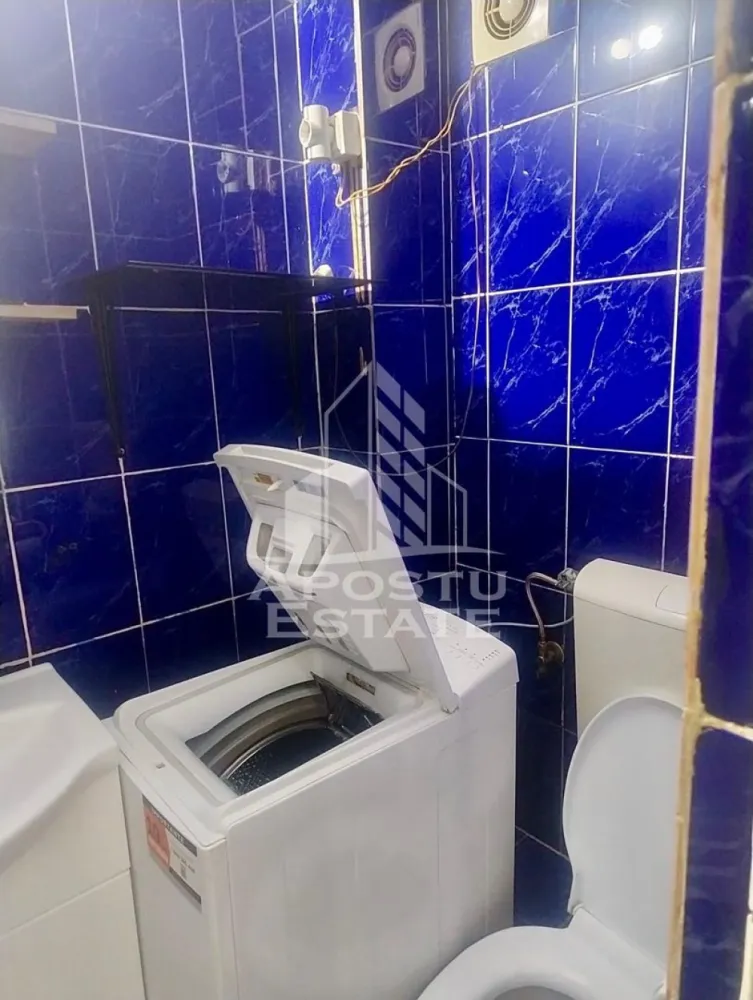 Apartament 1 camere de inchiriat,Buziasului, Timisoara - Agentia imobiliara APOSTU ESTATE va propune spre inchiriere un apartament cu 1 camere, spatios si luminos, situat in zona Buziasului, o zona linistita si bine pozitionata din Timisoara, potrivit pentru cupluri sau studenti care isi doresc o locuinta unde sa se simta confortabil si cu acces facil catre scoli, statii de autobuz, supermarketuri , magazine de zona, parcuri.

Suprafata utila: 22 mp
Compartimentare eficienta:
-Bucatarie complet mobilata si utilata, cu loc de luat masa
-Dormitor mobilat si utilat
-Baie prevazuta cu dus

Confort si facilitati:
-Incalzirea apartamentului: colterm
-Apartamentul este complet mobilat si utilat

Localizare:
-Timis,Timisoara, zona Buziasului– acces facil spre magazine, scoli, parcuri si mijloace de transport in comun.

Ideal pentru:
-Cupluri
-Studenti

Disponibilitate: imediata
Pret chirie lunara: 200 euro ( usor negociabil)
Programeaza o vizionare pentru a-ti putea imagina viitorul aici!
ID intern: CP3177306