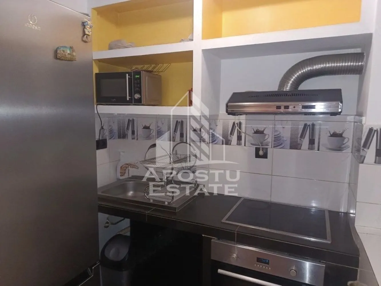 Apartament cu o camera,de inchiriat , Calea Buziașului - Timisoara - Agentia imobiliara APOSTU ESTATE va propune spre inchiriere un apartament cu 2 camere, spatios si luminos, situat in zona Buziașului , o zona linistita si bine pozitionata din Timisoara, potrivit pentru cupluri,familii, sau studenti care isi doresc o locuinta unde sa se simta confortabil si cu acces facil catre scoli, statii de autobuz, supermarketuri , magazine de zona, parcuri.

Suprafata utila: 25 mp
Compartimentare eficienta:
-Hol de acces generos
-Bucatarie complet mobilata si utilata, cu loc de luat masa
-Living luminos si spatios
-Dormitor mobilat si utilat
-Baie 
Confort si facilitati:
-Incalzirea apartamentului: colterm
-Apartamentul este complet mobilat si utilat
-Se accepta animale de companie de catre proprietar

Localizare:
-Timis,Timisoara, zona Buziașului – acces facil spre magazine, supermarketul Lidl, scoli, parcuri si mijloace de transport in comun.

Ideal pentru:
-Familii
-Cupluri
-Studenti

Pret chirie lunara: 300 euro 
Programeaza o vizionare pentru a-ti putea imagina viitorul aici!
ID intern: CP3176437
