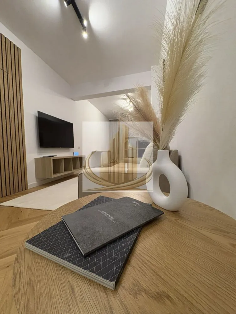 🏡Ap Lux Zona Centrala - 🏢 Grand Mobilis Imobiliare vă propune spre închiriere un apartament tip studio de lux, situat în zona centrală, ideal pentru cei care își doresc confort, acces rapid la punctele de interes și un stil de viață modern.

✨ Detalii proprietate:

* Tip: studio complet mobilat și utilat
* Locație: zonă centrală, acces facil către transport, magazine și instituții
* Preț: 400 € / lună
* Bloc nou, construcție modernă
* Lift
* Aer condiționat
* Toate utilitățile incluse / disponibile
* Curte comună amenajată

🏙️ Apartamentul oferă un ambient elegant și funcțional, fiind pregătit pentru mutare imediată, fără investiții suplimentare.

📍 Ideal pentru persoane active, studenți sau profesioniști care își doresc confort și poziționare excelentă în oraș.

📞 Pentru mai multe detalii și programări vizionări, contactați Grand Mobilis Imobiliare.