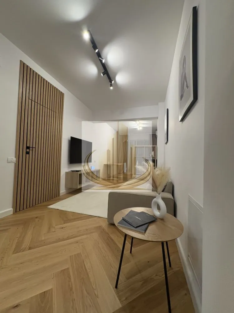 🏡Ap Lux Zona Centrala - 🏢 Grand Mobilis Imobiliare vă propune spre închiriere un apartament tip studio de lux, situat în zona centrală, ideal pentru cei care își doresc confort, acces rapid la punctele de interes și un stil de viață modern.

✨ Detalii proprietate:

* Tip: studio complet mobilat și utilat
* Locație: zonă centrală, acces facil către transport, magazine și instituții
* Preț: 400 € / lună
* Bloc nou, construcție modernă
* Lift
* Aer condiționat
* Toate utilitățile incluse / disponibile
* Curte comună amenajată

🏙️ Apartamentul oferă un ambient elegant și funcțional, fiind pregătit pentru mutare imediată, fără investiții suplimentare.

📍 Ideal pentru persoane active, studenți sau profesioniști care își doresc confort și poziționare excelentă în oraș.

📞 Pentru mai multe detalii și programări vizionări, contactați Grand Mobilis Imobiliare.