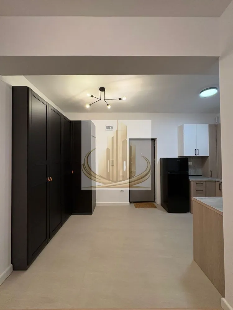 🏡Ap Lux Zona Centrala - 🏢 Grand Mobilis Imobiliare vă propune spre închiriere un apartament tip studio de lux, situat în zona centrală, ideal pentru cei care își doresc confort, acces rapid la punctele de interes și un stil de viață modern.

✨ Detalii proprietate:

* Tip: studio complet mobilat și utilat
* Locație: zonă centrală, acces facil către transport, magazine și instituții
* Preț: 400 € / lună
* Bloc nou, construcție modernă
* Lift
* Aer condiționat
* Toate utilitățile incluse / disponibile
* Curte comună amenajată

🏙️ Apartamentul oferă un ambient elegant și funcțional, fiind pregătit pentru mutare imediată, fără investiții suplimentare.

📍 Ideal pentru persoane active, studenți sau profesioniști care își doresc confort și poziționare excelentă în oraș.

📞 Pentru mai multe detalii și programări vizionări, contactați Grand Mobilis Imobiliare.