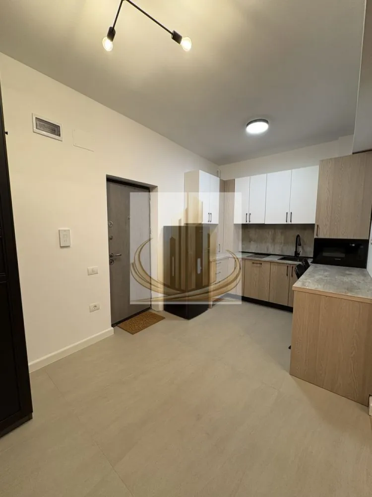🏡Ap Lux Zona Centrala - 🏢 Grand Mobilis Imobiliare vă propune spre închiriere un apartament tip studio de lux, situat în zona centrală, ideal pentru cei care își doresc confort, acces rapid la punctele de interes și un stil de viață modern.

✨ Detalii proprietate:

* Tip: studio complet mobilat și utilat
* Locație: zonă centrală, acces facil către transport, magazine și instituții
* Preț: 400 € / lună
* Bloc nou, construcție modernă
* Lift
* Aer condiționat
* Toate utilitățile incluse / disponibile
* Curte comună amenajată

🏙️ Apartamentul oferă un ambient elegant și funcțional, fiind pregătit pentru mutare imediată, fără investiții suplimentare.

📍 Ideal pentru persoane active, studenți sau profesioniști care își doresc confort și poziționare excelentă în oraș.

📞 Pentru mai multe detalii și programări vizionări, contactați Grand Mobilis Imobiliare.