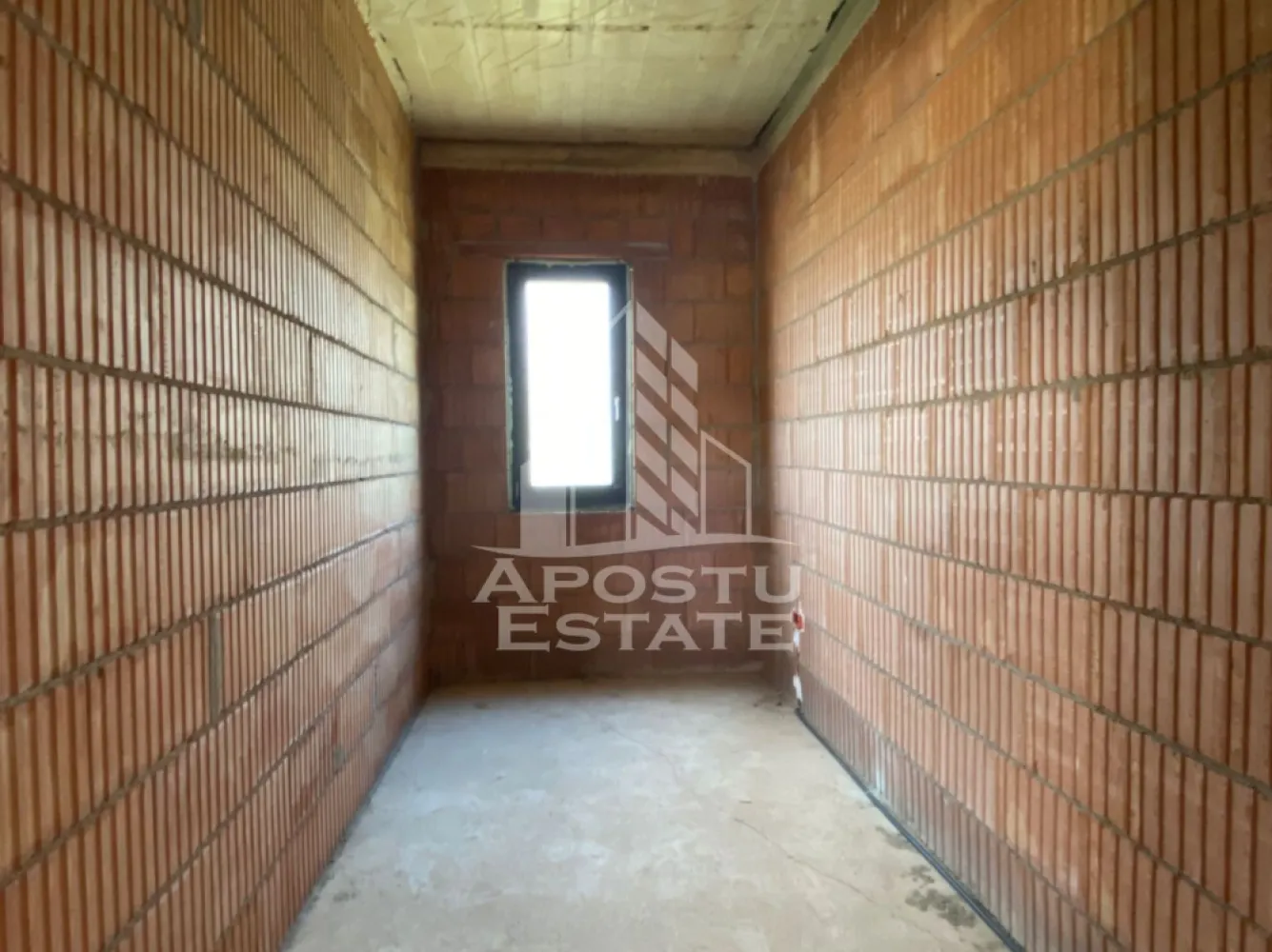 Casa pe un singur nivel de vanzare Comuna Urseni - APOSTU ESTATE va propune spre vanzare o casa moderna, pe un singur nivel, situata in comuna Urseni, ideala pentru o familie.

Compartimentare:
 -hol de acces
-living generos cu zona de dining
-bucatarie inchisa
-camara
-dormitor matrimonial cu baie si dressing;
-doua dormitoare cu dressing propriu
-birou care poate fi folosit ca al patrulea dormitor
-baie
-grup sanitar de serviciu
-Dus separat
-camera tehnica
-terasa acoperita de aproape 60 mp
-terasa de acces.

Sunt disponibile toate utilitatile: apa, gaz, canalizare, curent, internet, cablu TV.

Casa se vinde la stadiul "la rosu". Pretul este negociabil. Va invitam la o vizionare chiar astazi!

CP3178205