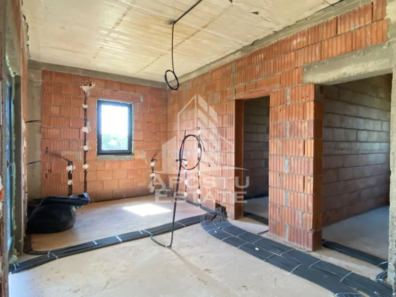 Casa pe un singur nivel de vanzare Comuna Urseni - APOSTU ESTATE va propune spre vanzare o casa moderna, pe un singur nivel, situata in comuna Urseni, ideala pentru o familie.

Compartimentare:
 -hol de acces
-living generos cu zona de dining
-bucatarie inchisa
-camara
-dormitor matrimonial cu baie si dressing;
-doua dormitoare cu dressing propriu
-birou care poate fi folosit ca al patrulea dormitor
-baie
-grup sanitar de serviciu
-Dus separat
-camera tehnica
-terasa acoperita de aproape 60 mp
-terasa de acces.

Sunt disponibile toate utilitatile: apa, gaz, canalizare, curent, internet, cablu TV.

Casa se vinde la stadiul "la rosu". Pretul este negociabil. Va invitam la o vizionare chiar astazi!

CP3178205