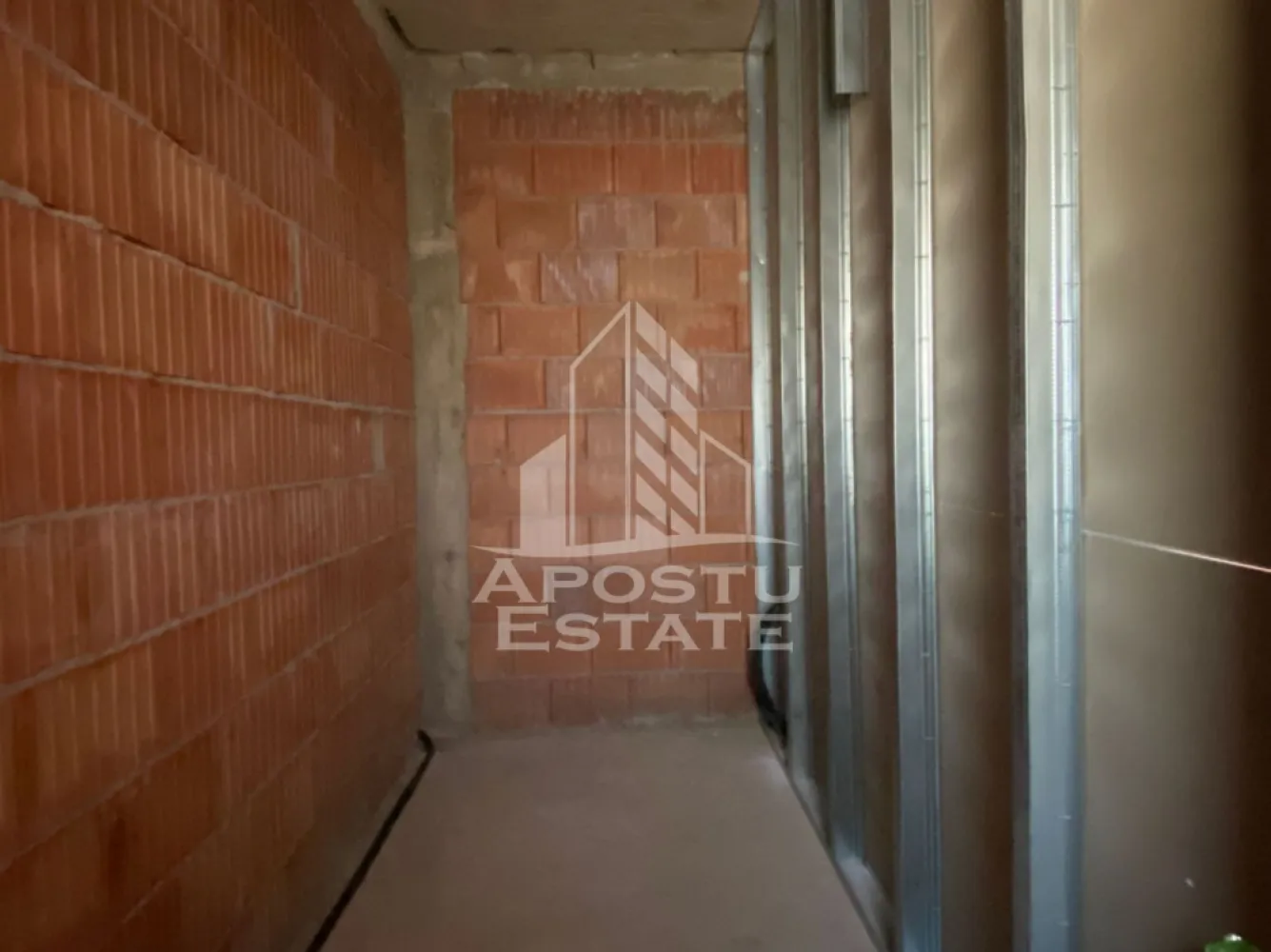 Casa pe un singur nivel de vanzare Comuna Urseni - APOSTU ESTATE va propune spre vanzare o casa moderna, pe un singur nivel, situata in comuna Urseni, ideala pentru o familie.

Compartimentare:
 -hol de acces
-living generos cu zona de dining
-bucatarie inchisa
-camara
-dormitor matrimonial cu baie si dressing;
-doua dormitoare cu dressing propriu
-birou care poate fi folosit ca al patrulea dormitor
-baie
-grup sanitar de serviciu
-Dus separat
-camera tehnica
-terasa acoperita de aproape 60 mp
-terasa de acces.

Sunt disponibile toate utilitatile: apa, gaz, canalizare, curent, internet, cablu TV.

Casa se vinde la stadiul "la rosu". Pretul este negociabil. Va invitam la o vizionare chiar astazi!

CP3178205