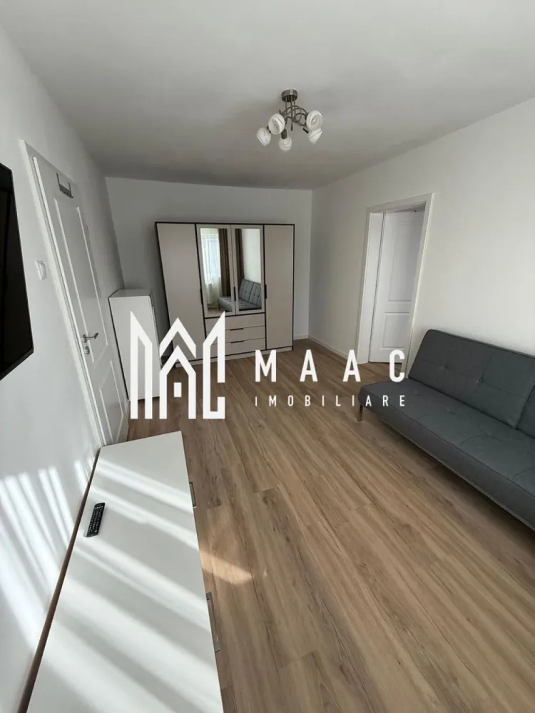 Apartament 2 camere | Renovat complet | Balcon | V. Aaron - MAAC Imobiliare vă propune spre vânzare un apartament cu 2 camere, situat în cartierul Vasile Aaron, una dintre zonele apreciate ale municipiului Sibiu, datorită accesului facil către centre comerciale, instituții de învățământ și mijloace de transport în comun.

Caracteristici:
Suprafață utilă: 48 mp
Etaj: 4 din 5
Compartimentare: semidecomandată
Centrală termică proprie
Încălzire prin calorifere
Apartament luminos și bine întreținut

Compartimentare:
Living
Dormitor
Bucătărie separată
Baie cu geam pentru aerisire naturală
Hol

Finisaje și dotări:
Pardoseală din lemn în living și dormitor
Gresie în bucătărie și baie
Tâmplărie interioară din lemn masiv
Centrală termică proprie
Calorifere
Bucătărie complet funcțională
Cuptor
Plită
Frigider

Avantaje:
Etaj intermediar
Baie cu geam de aerisire
Bucătărie separată
Ideal pentru locuire sau investiție

Localizare:
În apropiere se regăsesc toate facilitățile necesare unui stil de viață confortabil, iar accesul către centrul orașului și principalele artere de circulație este facil.

Pentru mai multe detalii și programarea unei vizionări, vă rugăm să contactați echipa MAAC Imobiliare și să menționați ID-ul proprietății: CP3171922