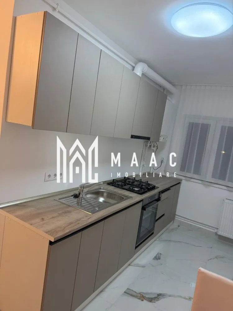Apartament 2 camere | Renovat complet | Balcon | V. Aaron - MAAC Imobiliare vă propune spre vânzare un apartament cu 2 camere, situat în cartierul Vasile Aaron, una dintre zonele apreciate ale municipiului Sibiu, datorită accesului facil către centre comerciale, instituții de învățământ și mijloace de transport în comun.

Caracteristici:
Suprafață utilă: 48 mp
Etaj: 4 din 5
Compartimentare: semidecomandată
Centrală termică proprie
Încălzire prin calorifere
Apartament luminos și bine întreținut

Compartimentare:
Living
Dormitor
Bucătărie separată
Baie cu geam pentru aerisire naturală
Hol

Finisaje și dotări:
Pardoseală din lemn în living și dormitor
Gresie în bucătărie și baie
Tâmplărie interioară din lemn masiv
Centrală termică proprie
Calorifere
Bucătărie complet funcțională
Cuptor
Plită
Frigider

Avantaje:
Etaj intermediar
Baie cu geam de aerisire
Bucătărie separată
Ideal pentru locuire sau investiție

Localizare:
În apropiere se regăsesc toate facilitățile necesare unui stil de viață confortabil, iar accesul către centrul orașului și principalele artere de circulație este facil.

Pentru mai multe detalii și programarea unei vizionări, vă rugăm să contactați echipa MAAC Imobiliare și să menționați ID-ul proprietății: CP3171922