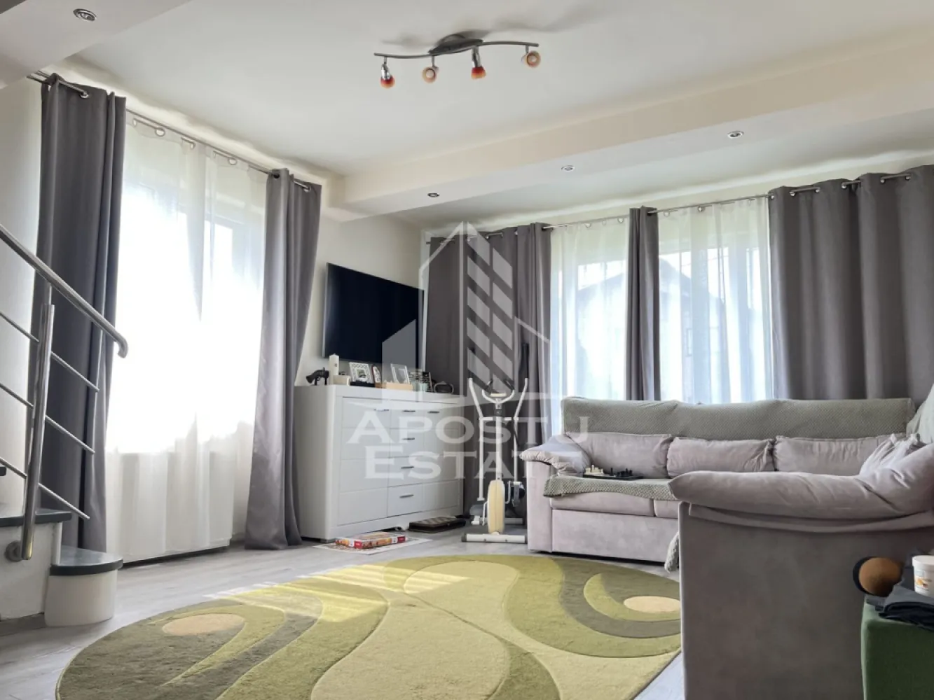 Casa individuala P+E+M, carport, piscina , in Sacalaz - Apostu Estate vă propune spre vânzare o casă individuală spațioasă situată în Săcălaz, într-o zonă liniștită, ideală pentru familii sau pentru cei care caută confort, funcționalitate și relaxare în aer liber.

 Detalii Generale:
 
 • Suprafață teren: 500 mp
 • Suprafață totală utila: 170 mp
 • Construcție finalizată în 2010
 • Renovare completă în perioada pandemie

 Compartimentare & Dotări:
Etaj:
 •3 dormitoare spațioase, fiecare dotat cu aer condiționat
 •1 baie generoasă cu cadă
 •Dormitor matrimonial cu dressing dedicat.

Mansarda generoasa 

Parter:
 • Living open-space
 • Bucătărie inchisa complet mobilată, cu aer condiționat
 • Baie de serviciu spatioasa cu dus
 • Acces direct spre terasa exterioară și curte

 Dotări și facilități suplimentare:
 • 4 aparate de aer condiționat în total
 • Încălzire cu centrală pe gaz + centrală pe lemne
 • Calorifere în toată casa
 • Garaj generos cu spațiu pentru atelier și depozitare
 • Piscină exterioară – perfectă pentru relaxare în sezonul cald
 • Loc amenajat pentru grătar
 • Portcar acoperit
 • Se vinde mobilată, fără electrocasnice și obiecte personale
Va asteptam cu drag la vizionare! 
ID Intern: CP2593324!