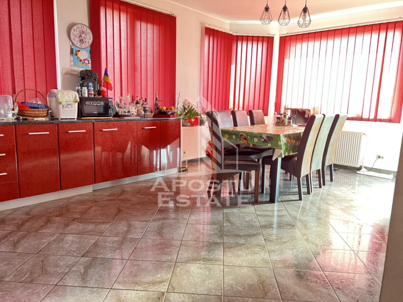 Casa individuala P+E+M, carport, piscina , in Sacalaz - Apostu Estate vă propune spre vânzare o casă individuală spațioasă situată în Săcălaz, într-o zonă liniștită, ideală pentru familii sau pentru cei care caută confort, funcționalitate și relaxare în aer liber.

 Detalii Generale:
 
 • Suprafață teren: 500 mp
 • Suprafață totală utila: 170 mp
 • Construcție finalizată în 2010
 • Renovare completă în perioada pandemie

 Compartimentare & Dotări:
Etaj:
 •3 dormitoare spațioase, fiecare dotat cu aer condiționat
 •1 baie generoasă cu cadă
 •Dormitor matrimonial cu dressing dedicat.

Mansarda generoasa 

Parter:
 • Living open-space
 • Bucătărie inchisa complet mobilată, cu aer condiționat
 • Baie de serviciu spatioasa cu dus
 • Acces direct spre terasa exterioară și curte

 Dotări și facilități suplimentare:
 • 4 aparate de aer condiționat în total
 • Încălzire cu centrală pe gaz + centrală pe lemne
 • Calorifere în toată casa
 • Garaj generos cu spațiu pentru atelier și depozitare
 • Piscină exterioară – perfectă pentru relaxare în sezonul cald
 • Loc amenajat pentru grătar
 • Portcar acoperit
 • Se vinde mobilată, fără electrocasnice și obiecte personale
Va asteptam cu drag la vizionare! 
ID Intern: CP2593324!