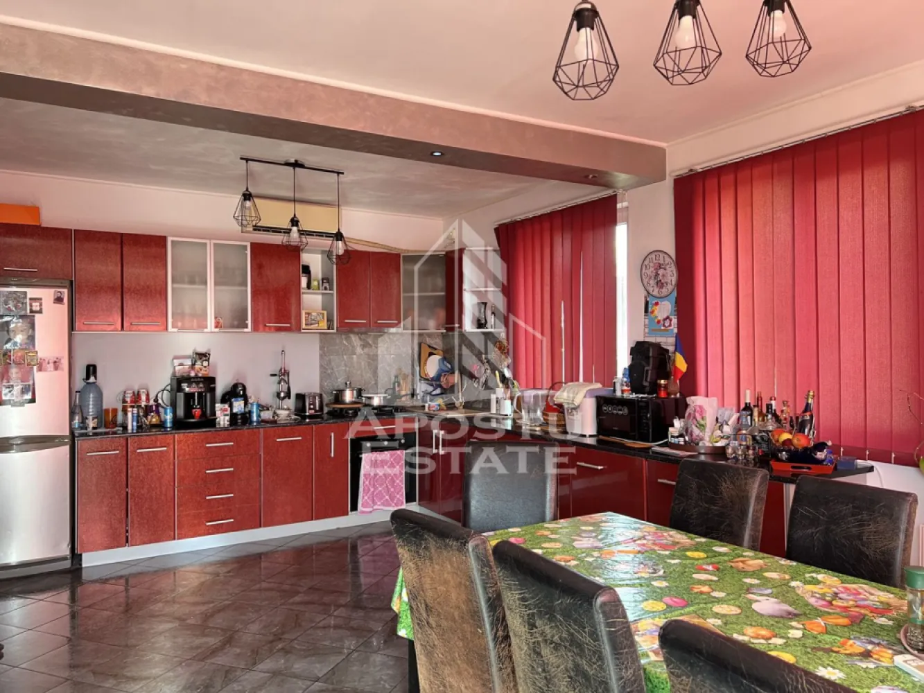 Casa individuala P+E+M, carport, piscina , in Sacalaz - Apostu Estate vă propune spre vânzare o casă individuală spațioasă situată în Săcălaz, într-o zonă liniștită, ideală pentru familii sau pentru cei care caută confort, funcționalitate și relaxare în aer liber.

 Detalii Generale:
 
 • Suprafață teren: 500 mp
 • Suprafață totală utila: 170 mp
 • Construcție finalizată în 2010
 • Renovare completă în perioada pandemie

 Compartimentare & Dotări:
Etaj:
 •3 dormitoare spațioase, fiecare dotat cu aer condiționat
 •1 baie generoasă cu cadă
 •Dormitor matrimonial cu dressing dedicat.

Mansarda generoasa 

Parter:
 • Living open-space
 • Bucătărie inchisa complet mobilată, cu aer condiționat
 • Baie de serviciu spatioasa cu dus
 • Acces direct spre terasa exterioară și curte

 Dotări și facilități suplimentare:
 • 4 aparate de aer condiționat în total
 • Încălzire cu centrală pe gaz + centrală pe lemne
 • Calorifere în toată casa
 • Garaj generos cu spațiu pentru atelier și depozitare
 • Piscină exterioară – perfectă pentru relaxare în sezonul cald
 • Loc amenajat pentru grătar
 • Portcar acoperit
 • Se vinde mobilată, fără electrocasnice și obiecte personale
Va asteptam cu drag la vizionare! 
ID Intern: CP2593324!