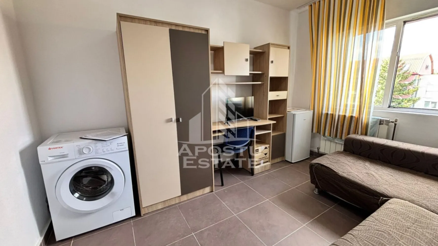 Garsoniera de vanzare in zona Girocului, Timisoara - Agentia imobiliara APOSTU ESTATE va propune spre vanzare o garsoniera situata in Timis, Timisoara, zona Girocului.

Imobilul este amplasat la etajul 4 din 4 si dispune de o suprafata utila de 16 mp, fiind ideal pentru investitie sau locuinta.

Compartimentare:
 • Camera
 • Bucatarie
 • Baie

Confortul termic poate fi adaptat in functie de preferintele viitorului proprietar.

Avantaje:
 • Investitie accesibila
 • Zona cautata
 • Etaj superior
 • Acces facil catre oras

Imobilul este situat in vecinatatea mai multor puncte de interes:
 • Lidl
 • Kaufland
 • Penny
 • Mijloace de transport in comun
 • Magazine si servicii

Agentia imobiliara APOSTU ESTATE va ofera consultanta bancara gratuita prin intermediul colaboratorilor nostri pentru alegerea celui mai potrivit tip de credit, astfel incat tu sa devi noul proprietar al acestui apartament.

CP2593204
