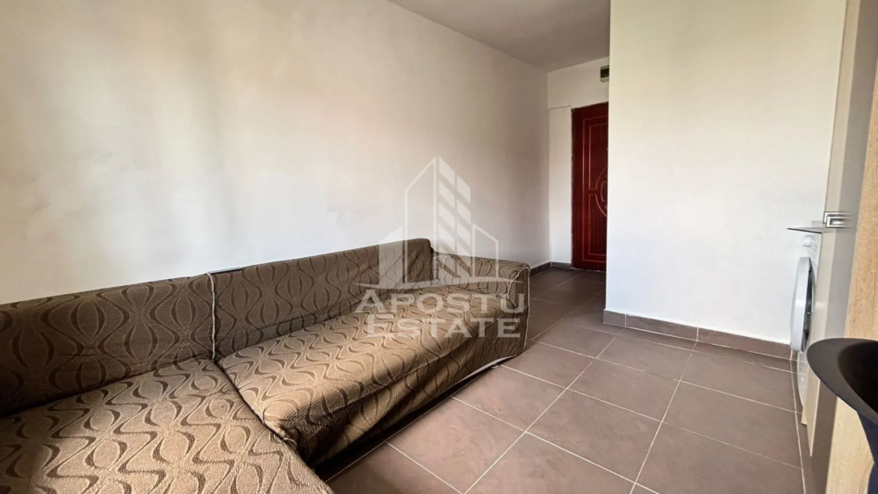Garsoniera de vanzare in zona Girocului, Timisoara - Agentia imobiliara APOSTU ESTATE va propune spre vanzare o garsoniera situata in Timis, Timisoara, zona Girocului.

Imobilul este amplasat la etajul 4 din 4 si dispune de o suprafata utila de 16 mp, fiind ideal pentru investitie sau locuinta.

Compartimentare:
 • Camera
 • Bucatarie
 • Baie

Confortul termic poate fi adaptat in functie de preferintele viitorului proprietar.

Avantaje:
 • Investitie accesibila
 • Zona cautata
 • Etaj superior
 • Acces facil catre oras

Imobilul este situat in vecinatatea mai multor puncte de interes:
 • Lidl
 • Kaufland
 • Penny
 • Mijloace de transport in comun
 • Magazine si servicii

Agentia imobiliara APOSTU ESTATE va ofera consultanta bancara gratuita prin intermediul colaboratorilor nostri pentru alegerea celui mai potrivit tip de credit, astfel incat tu sa devi noul proprietar al acestui apartament.

CP2593204