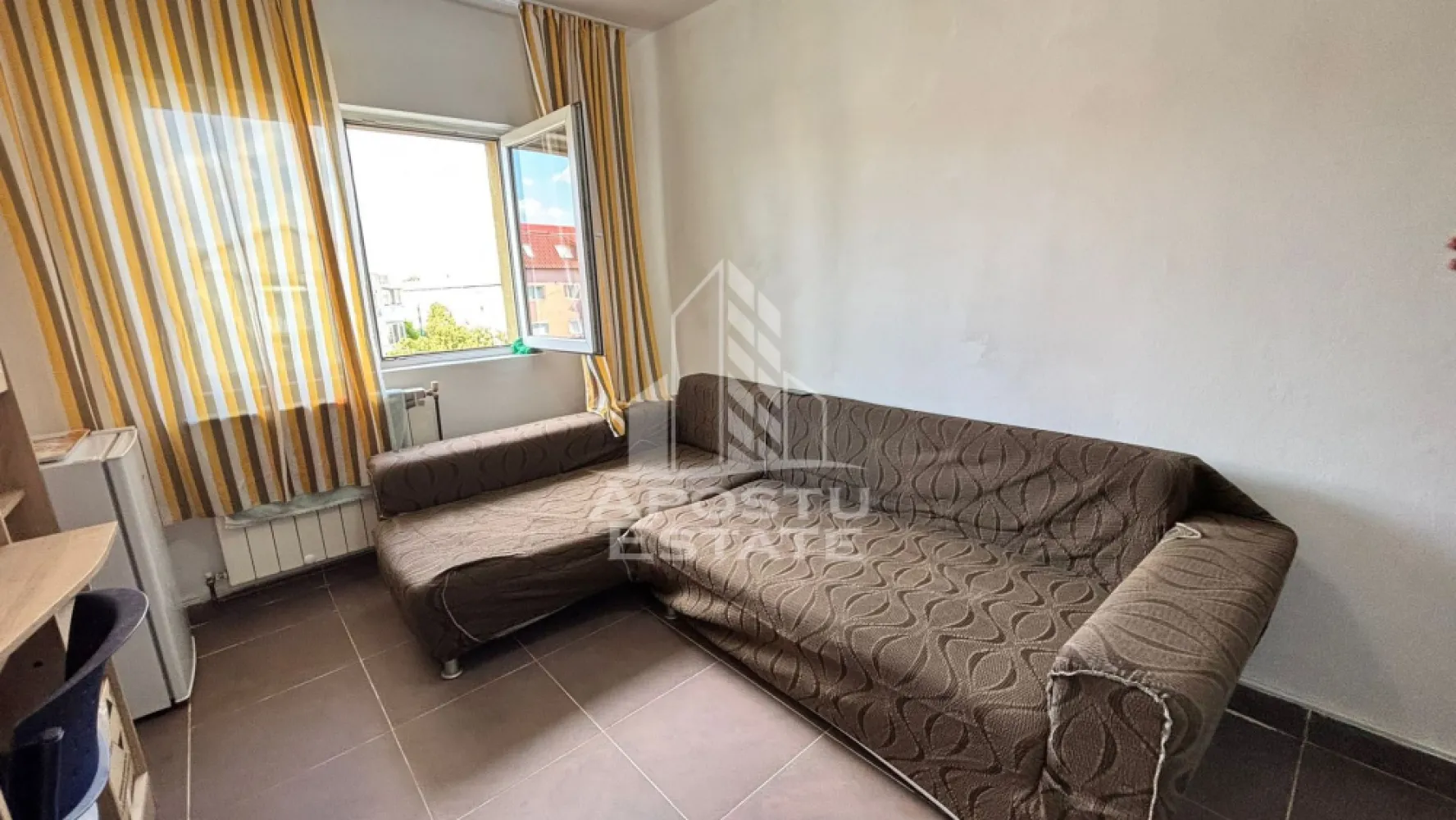 Garsoniera de vanzare in zona Girocului, Timisoara - Agentia imobiliara APOSTU ESTATE va propune spre vanzare o garsoniera situata in Timis, Timisoara, zona Girocului.

Imobilul este amplasat la etajul 4 din 4 si dispune de o suprafata utila de 16 mp, fiind ideal pentru investitie sau locuinta.

Compartimentare:
 • Camera
 • Bucatarie
 • Baie

Confortul termic poate fi adaptat in functie de preferintele viitorului proprietar.

Avantaje:
 • Investitie accesibila
 • Zona cautata
 • Etaj superior
 • Acces facil catre oras

Imobilul este situat in vecinatatea mai multor puncte de interes:
 • Lidl
 • Kaufland
 • Penny
 • Mijloace de transport in comun
 • Magazine si servicii

Agentia imobiliara APOSTU ESTATE va ofera consultanta bancara gratuita prin intermediul colaboratorilor nostri pentru alegerea celui mai potrivit tip de credit, astfel incat tu sa devi noul proprietar al acestui apartament.

CP2593204