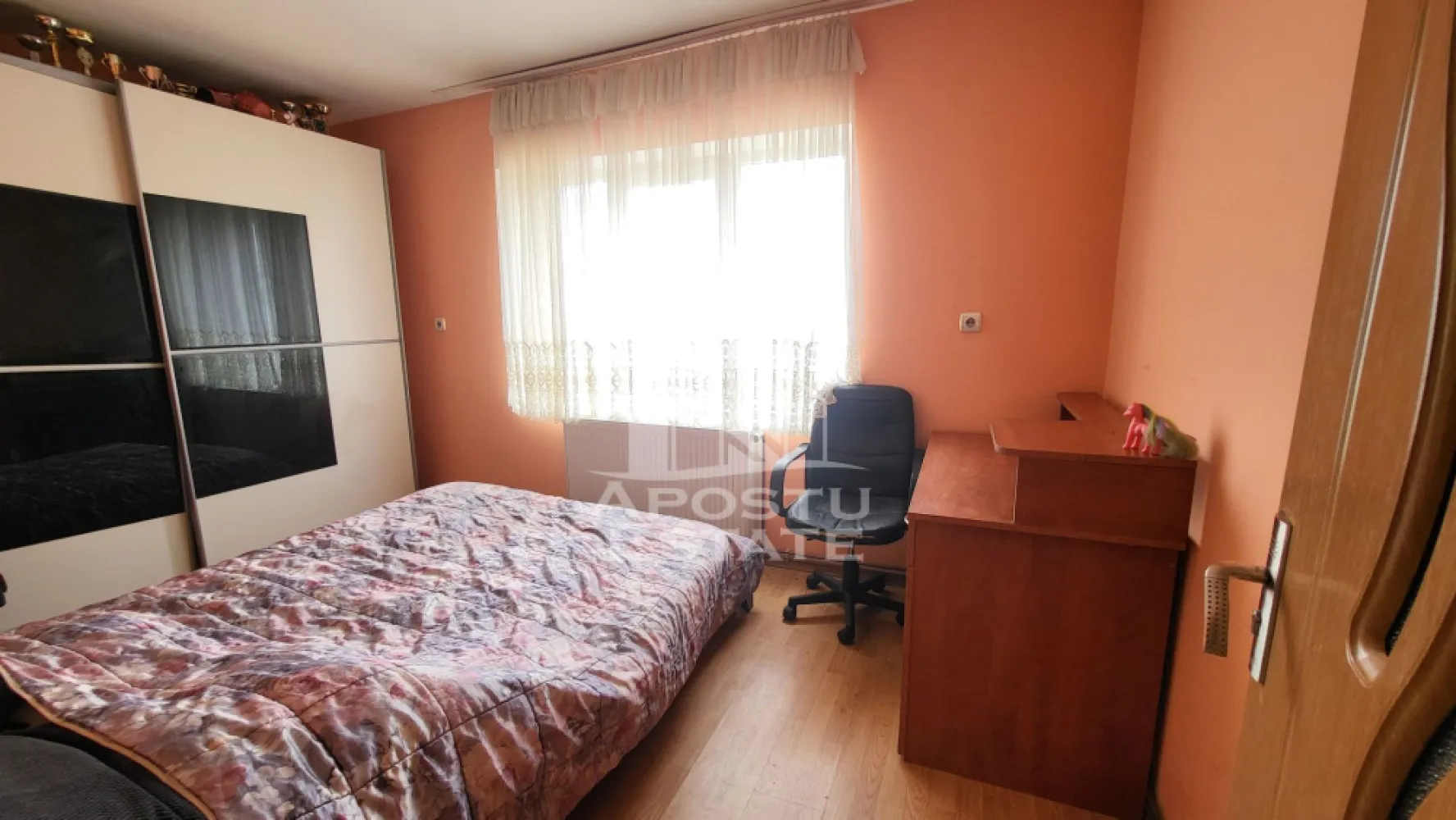 Casa individuala cu 7 camere,si teren de 550 mp,Dudestii Noi - Apostu Estate va propune spre vanzare in exclusivitate o casa individuala,cu 7 camere,in Dudestii Noi.
Proprietatea este construita in 2007 pe structura P+1,cu o suprafata utila de 220 mp si un teren de 550 mp.
Compartimentare:
Parter(100 mp utili)
-hol acces spatios.
-living.
-bucatarie.
-dressing.
-dormitor.
-baie.
-spatiu de depozitare sub casa scarii.
-2 terase,una in fata alta in spate.
Etaj(120mp utili):
-4 dormitoare.
-balcon.
-baie.
Proiectul casei este unul modern,prevazut cu mezanin in living.
Confortul termic se realizeaza prin intermediul centralei pe curent,prevazuta si cu horn pt soba sau semineu.
Construita din caramida Porotherm,cu pereti dublii,izolati cu polistiren,asigurand un confort termic excelent.
Pozitie buna,strada asfaltata la doar cateva minute de statie,scoala,parc si magazine.
-Permite accesul auto interior si pod de acces la poarta.
In aceasta zona din Dudestii Noi,deja au fost montate tevile pt gaz,astfel proprietatea poate fi incalzita cu ajutorul unei centrale pe gaz.
Se vinde precum in poze,parterul este finalizat,iar etajul nefinalizat,astfel se poate personaliza.
Beneficiaza de toate utilitatiile,in viitor prevazut si proiectul pentru gaz .
Pretul include si materialele pt finisarea etajului pana la stadiul de gri.
Va oferim consultanta si solutii financiare prin colaboratorii nostrii!
Va asteptam cu drag la o vizionare!