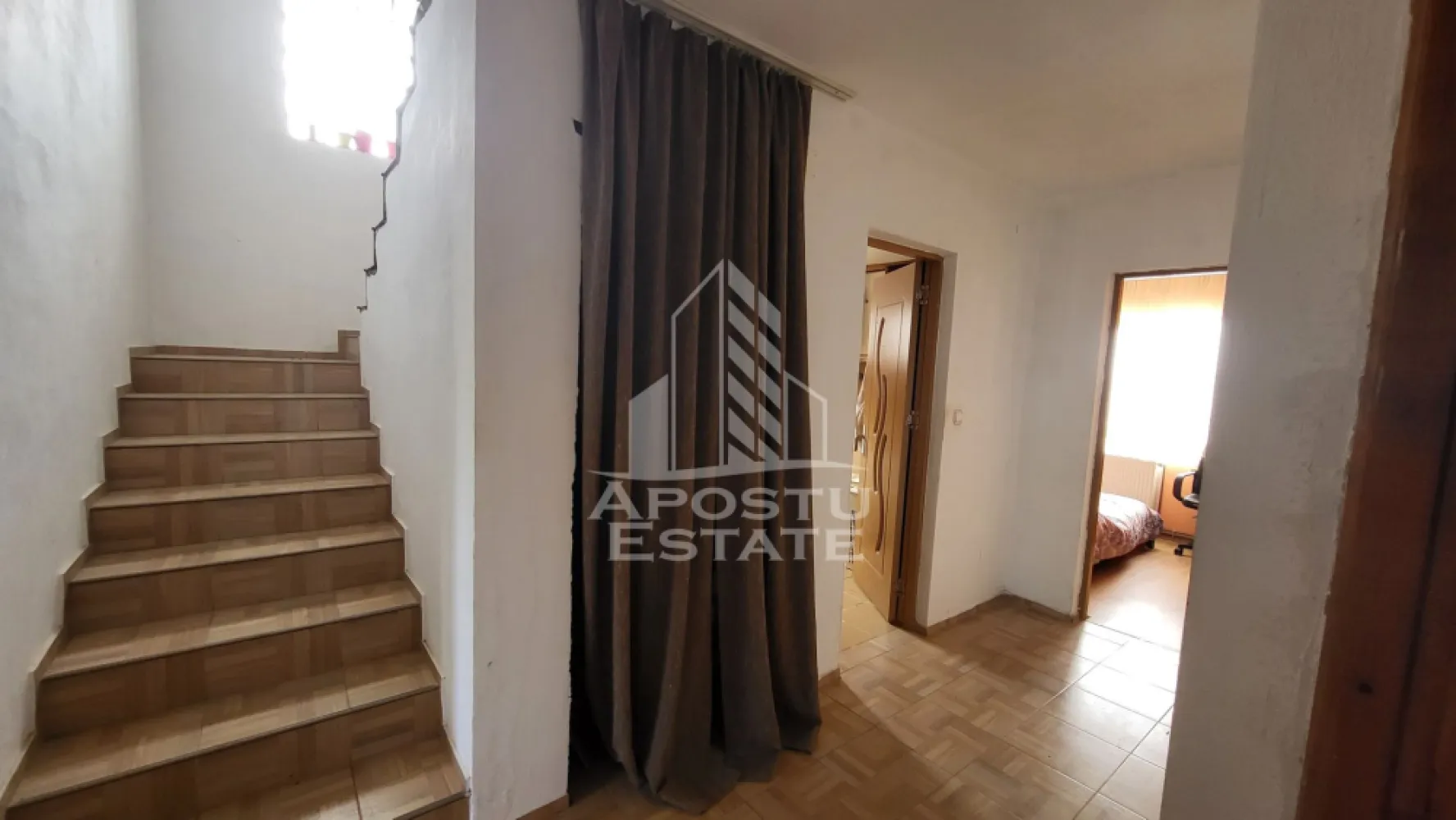 Casa individuala cu 7 camere,si teren de 550 mp,Dudestii Noi - Apostu Estate va propune spre vanzare in exclusivitate o casa individuala,cu 7 camere,in Dudestii Noi.
Proprietatea este construita in 2007 pe structura P+1,cu o suprafata utila de 220 mp si un teren de 550 mp.
Compartimentare:
Parter(100 mp utili)
-hol acces spatios.
-living.
-bucatarie.
-dressing.
-dormitor.
-baie.
-spatiu de depozitare sub casa scarii.
-2 terase,una in fata alta in spate.
Etaj(120mp utili):
-4 dormitoare.
-balcon.
-baie.
Proiectul casei este unul modern,prevazut cu mezanin in living.
Confortul termic se realizeaza prin intermediul centralei pe curent,prevazuta si cu horn pt soba sau semineu.
Construita din caramida Porotherm,cu pereti dublii,izolati cu polistiren,asigurand un confort termic excelent.
Pozitie buna,strada asfaltata la doar cateva minute de statie,scoala,parc si magazine.
-Permite accesul auto interior si pod de acces la poarta.
In aceasta zona din Dudestii Noi,deja au fost montate tevile pt gaz,astfel proprietatea poate fi incalzita cu ajutorul unei centrale pe gaz.
Se vinde precum in poze,parterul este finalizat,iar etajul nefinalizat,astfel se poate personaliza.
Beneficiaza de toate utilitatiile,in viitor prevazut si proiectul pentru gaz .
Pretul include si materialele pt finisarea etajului pana la stadiul de gri.
Va oferim consultanta si solutii financiare prin colaboratorii nostrii!
Va asteptam cu drag la o vizionare!