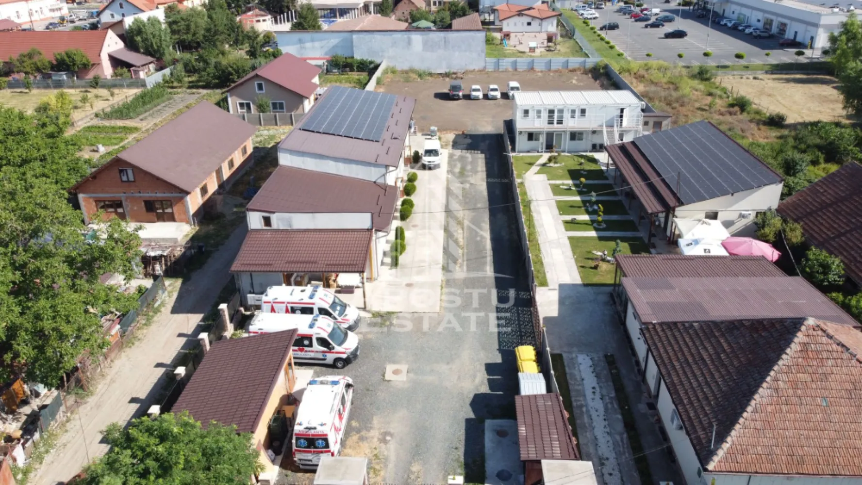 SAD de vanzare in EXCLUSIVITATE, 392 mp, 2693 mp teren, Sacalaz - APOSTU ESTATE va propune spre vanzare proprietate speciala, 392 mp SAD si 2693 mp teren, Sacalaz.

La parter regasim o receptie cu scara si elevator pentru persoane cu dizabilitati, grup sanitar pacienti, cabinet consultatii, sala tratament, grupuri sanitare si vestiare precum si o bucatarie profesionala.
La etaj avem 9 camere , o chicineta, 4 grupuri sanitare, 2 oficii. Accesul intre parter si etaj se face pe o scara exterioara.
Cladirea a fost gandita sa functionaze ca un centru medical.
Terenul de care beneficiaza proprietatea este de 2693 mp.
Confortul termic este asigurat de centrala pe gaz. De asemenea proprietatea beneficiaza de panouri fotovoltaice de 30 kW.
Proprietatea se afla in imediata vecinatate a magazinului Lidl .

Va asteptam la o vizionare.

CP2577854