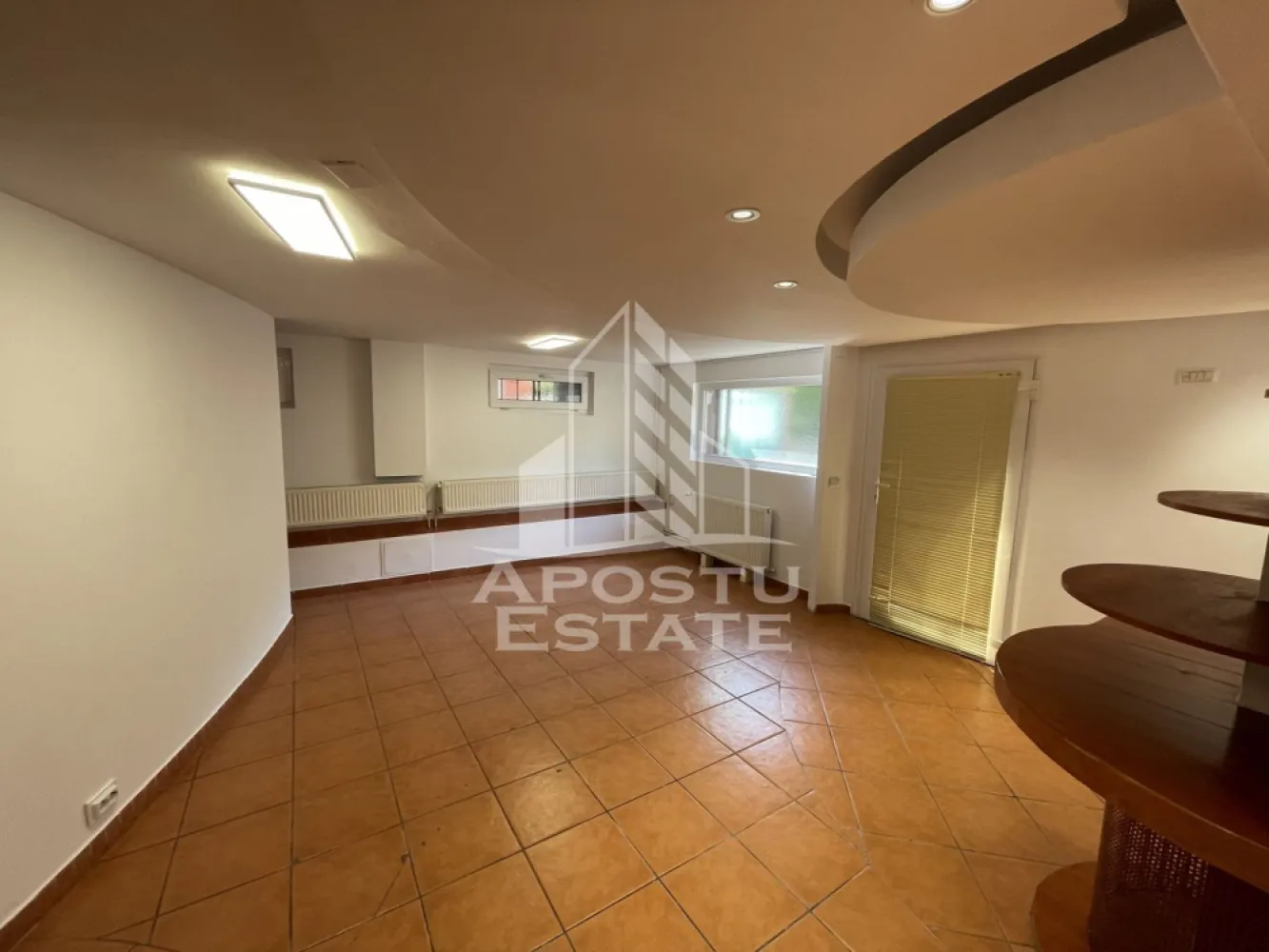 Spatiu pentru birouri, 90 mp, Zona Telegrafului - APOSTU ESTATE va propune spre inchiriere spatiu de birouri, 4 incaperi, Demisol, in Zona Telegrafului.

Spatiul se desfasoara pe o suprafata de 90 mp, si este compartimentat astfel:
- Incapere suprafata mare in care se face accesul;
- 3 incaperi cu acces separat.
- grup sanitar cu dus.
Dispune de incalzire prin centrala proprie a blocului, si are contorizare separata pentru utilitati.
Cladirea este amplasata in apropiere de Piata Badea Cartan si Lidl Simion Barnutiu.
Imobilul este localizat intr-o zona accesibila din punct de vedere a locurilor de parcare.

Va asteptamcu drag la o vizionare!
CP2592801