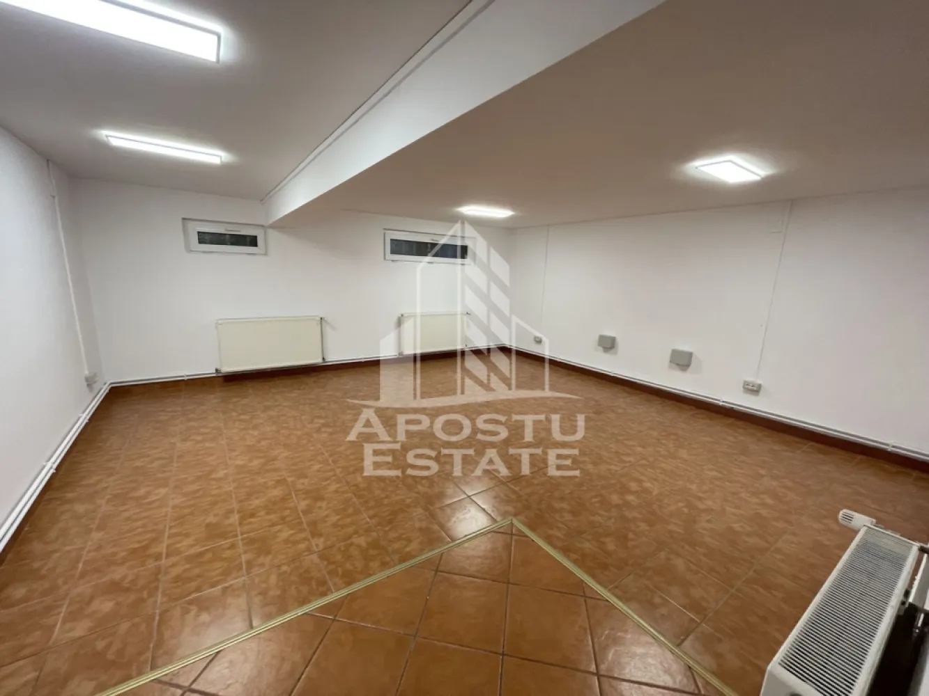 Spatiu pentru birouri, 90 mp, Zona Telegrafului - APOSTU ESTATE va propune spre inchiriere spatiu de birouri, 4 incaperi, Demisol, in Zona Telegrafului.

Spatiul se desfasoara pe o suprafata de 90 mp, si este compartimentat astfel:
- Incapere suprafata mare in care se face accesul;
- 3 incaperi cu acces separat.
- grup sanitar cu dus.
Dispune de incalzire prin centrala proprie a blocului, si are contorizare separata pentru utilitati.
Cladirea este amplasata in apropiere de Piata Badea Cartan si Lidl Simion Barnutiu.
Imobilul este localizat intr-o zona accesibila din punct de vedere a locurilor de parcare.

Va asteptamcu drag la o vizionare!
CP2592801
