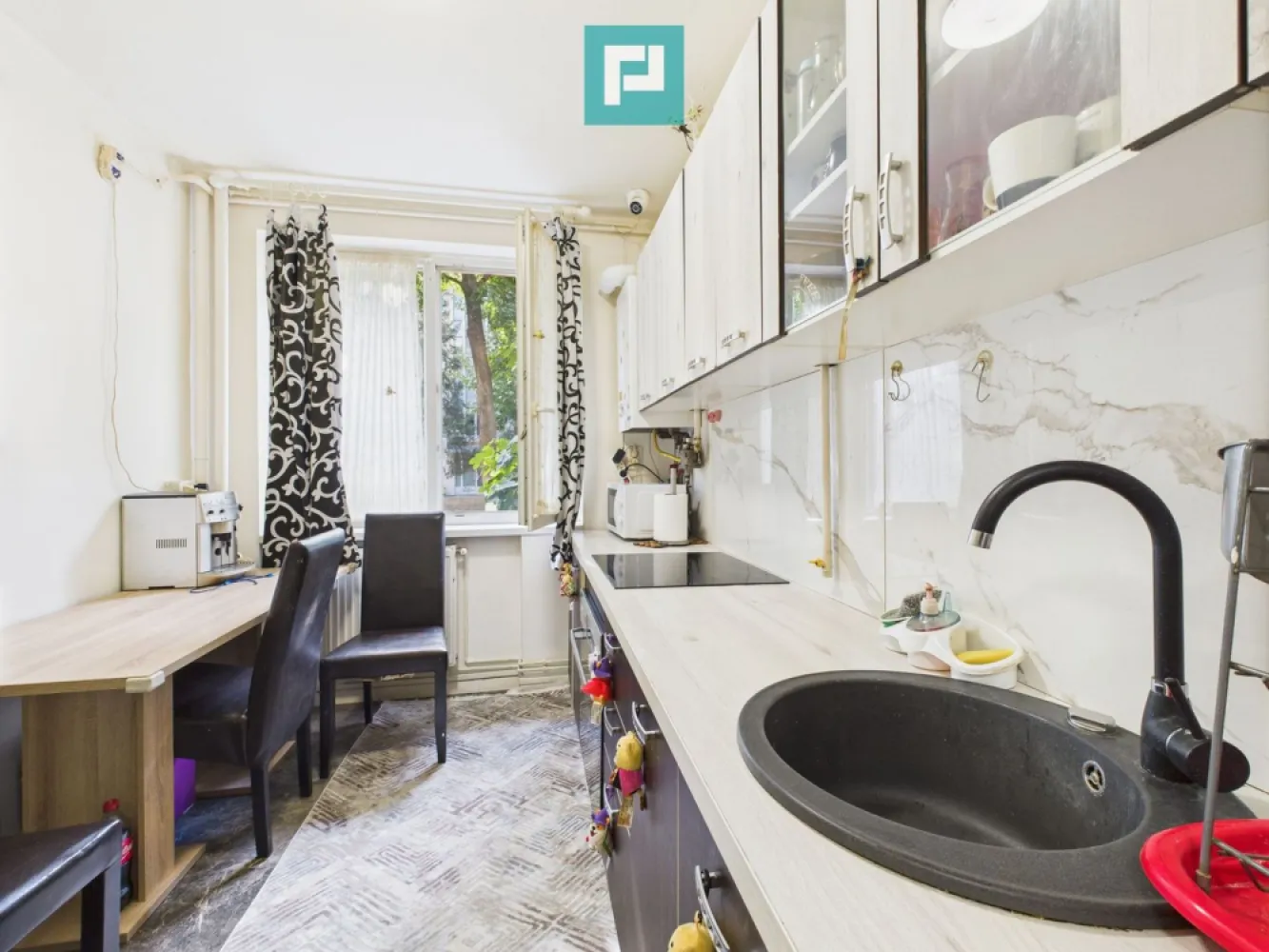 Apartament plus garaj podgoria - De vanzare apartament 50 m utili
- DOUA CAMERE
-DOUA HOLURI
-BUCATARIE
-BAIE
-GARAJ 13 mp

Apartamentul este renovat recent, tablou electric nou, dispune de baie cu dus de sticla modern, clime in ambele camere, centrala pe gaz , canalizare separata , situat intr-un bloc cu 4 etaje fiind la parterul blocului, in fata la scoala gimnaziala nr 5 in spate la liceul Iuliu Maniu la 2 minute de toate mijloacele de transport si de interes, farmacie, parc copii, medic de familie , stomatologie, magazine dar totodata o oaza de liniste.
Apartamentul ramane mobilat si utilat, televizoare , plita, cuptor, masina de spalat, masina de uscat, garajul si locul de parcare se afla in fata scarii de iesire din bloc.
Nu pierdeţi această oportunitate, fiţi prima persoană care solicită o vizionare asistată.
Victor Nedelcu – Consultant imobiliar Property Lab
Tel: +40 744 772 772 – E.mail: victor.nedelcu@propertylab.ro
sau 
Radu Mitran – Consultant imobiliar Property Lab
Tel: +40 751 621 035 – E.mail: radu.mitran@propertylab.ro
CP2592563
