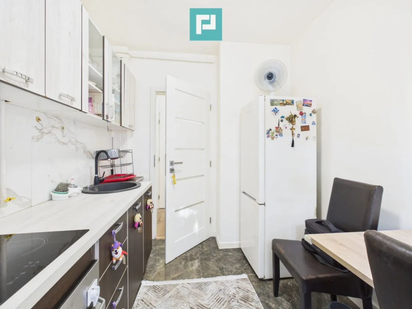 Apartament plus garaj podgoria - De vanzare apartament 50 m utili
- DOUA CAMERE
-DOUA HOLURI
-BUCATARIE
-BAIE
-GARAJ 13 mp

Apartamentul este renovat recent, tablou electric nou, dispune de baie cu dus de sticla modern, clime in ambele camere, centrala pe gaz , canalizare separata , situat intr-un bloc cu 4 etaje fiind la parterul blocului, in fata la scoala gimnaziala nr 5 in spate la liceul Iuliu Maniu la 2 minute de toate mijloacele de transport si de interes, farmacie, parc copii, medic de familie , stomatologie, magazine dar totodata o oaza de liniste.
Apartamentul ramane mobilat si utilat, televizoare , plita, cuptor, masina de spalat, masina de uscat, garajul si locul de parcare se afla in fata scarii de iesire din bloc.
Nu pierdeţi această oportunitate, fiţi prima persoană care solicită o vizionare asistată.
Victor Nedelcu – Consultant imobiliar Property Lab
Tel: +40 744 772 772 – E.mail: victor.nedelcu@propertylab.ro
sau 
Radu Mitran – Consultant imobiliar Property Lab
Tel: +40 751 621 035 – E.mail: radu.mitran@propertylab.ro
CP2592563