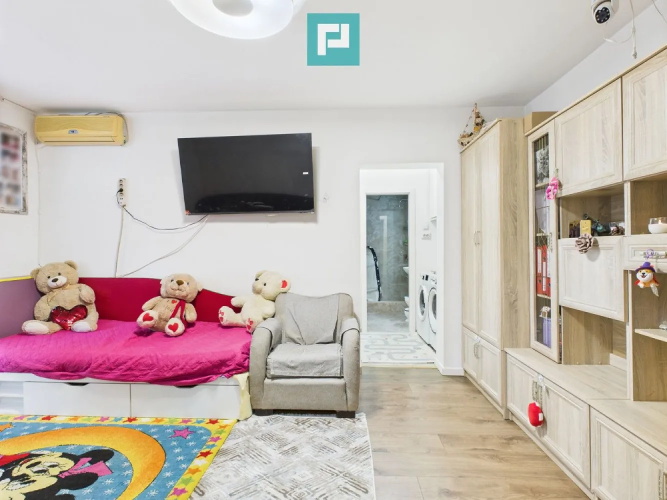 Apartament plus garaj podgoria - De vanzare apartament 50 m utili
- DOUA CAMERE
-DOUA HOLURI
-BUCATARIE
-BAIE
-GARAJ 13 mp

Apartamentul este renovat recent, tablou electric nou, dispune de baie cu dus de sticla modern, clime in ambele camere, centrala pe gaz , canalizare separata , situat intr-un bloc cu 4 etaje fiind la parterul blocului, in fata la scoala gimnaziala nr 5 in spate la liceul Iuliu Maniu la 2 minute de toate mijloacele de transport si de interes, farmacie, parc copii, medic de familie , stomatologie, magazine dar totodata o oaza de liniste.
Apartamentul ramane mobilat si utilat, televizoare , plita, cuptor, masina de spalat, masina de uscat, garajul si locul de parcare se afla in fata scarii de iesire din bloc.
Nu pierdeţi această oportunitate, fiţi prima persoană care solicită o vizionare asistată.
Victor Nedelcu – Consultant imobiliar Property Lab
Tel: +40 744 772 772 – E.mail: victor.nedelcu@propertylab.ro
sau 
Radu Mitran – Consultant imobiliar Property Lab
Tel: +40 751 621 035 – E.mail: radu.mitran@propertylab.ro
CP2592563