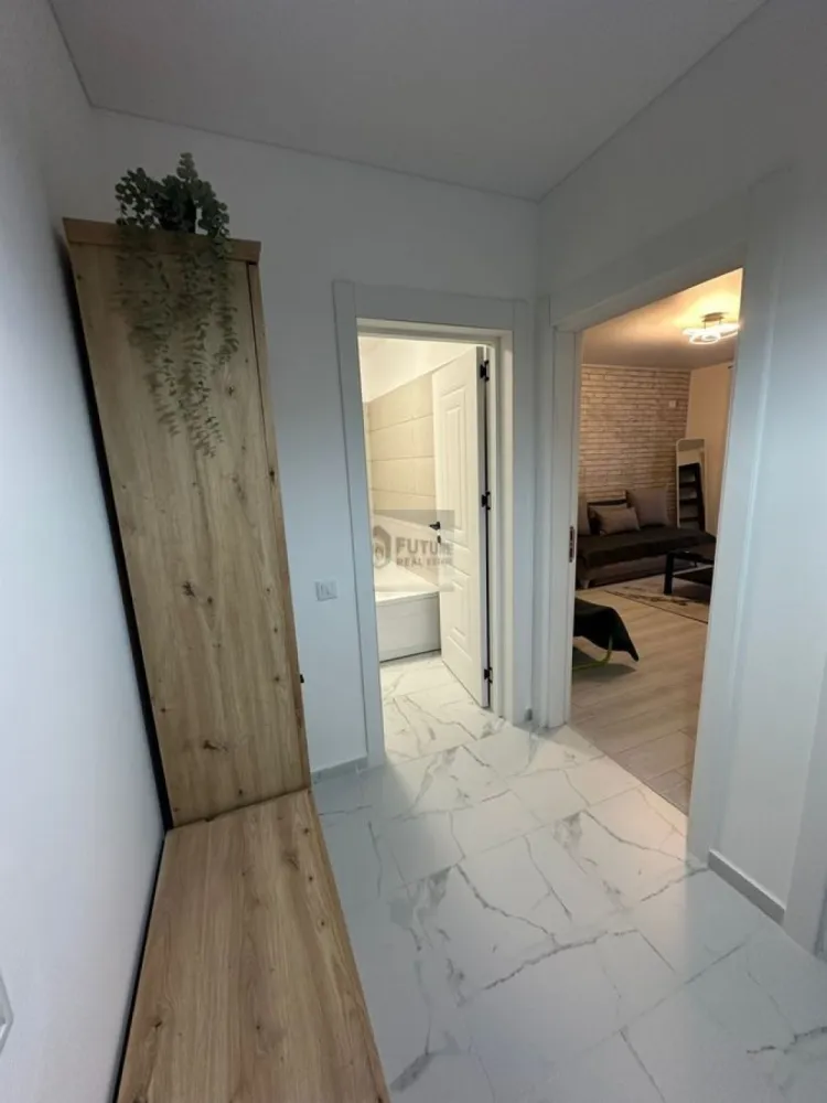 Studio modern Berceni, Bulevardul Metalurgiei - 🏡 Garsoniera spatioasa de inchiriat – Zona Metalurgiei | prima inchiriere Ofer spre inchiriere o garsoniera spatioasa, moderna si luminoasa, complet noua. ✨ Puncte cheie: • 🆕 Prima inchiriere – totul nou • 🚗 Loc de parcare inclus, chiar in fata scarii • Etaj 2/8 • Centrala proprie • Incalzire in pardoseala • Suprafata: 40 mp • Bloc constructie 2025, cu 2 lifturi moderne • Zona linistita, departe de aglomeratia urbana • Balcon 🛋️ Dotari complete: • Canapea extensibila • TV Smart nou, diagonala 139cm • Masina de spalat • Frigider • Plita • Cuptor electric • Espressor de cafea • Mobilier si electrocasnice noi, moderne 📍 Localizare excelenta: • Kaufland, Lidl, Grand Arena in apropiere • Parcul Tudor Arghezi – la 3 minute de mers pe jos Pret: 470 €/luna – usor negociabil