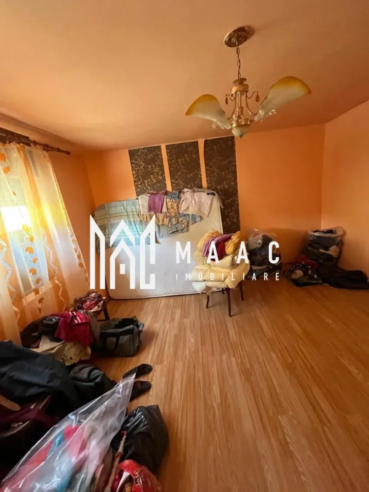 Casa 2 Camere | Teren 259 | Curte Individuala | Rasinari - MAAC Imobiliare vă propune spre vânzare o casă situată în Rășinari, una dintre cele mai apreciate localități din apropierea municipiului Sibiu, recunoscută pentru liniște, aer curat și peisajele deosebite.

Proprietatea este amplasată pe un teren de 259 mp și dispune de o suprafață construită de 72 mp.

Casa este compartimentată astfel:

2 camere
Bucătărie
Hol
Baie
Pivniță

Locuința reprezintă o alegere potrivită atât pentru rezidență permanentă, cât și pentru casă de vacanță, beneficiind de o curte proprie și de acces facil către toate punctele de interes din localitate.

Avantaje:

Situată în Rășinari
Curte proprie
Pivniță pentru depozitare
Zonă liniștită
La doar câteva minute de Sibiu

Pentru mai multe detalii și programarea unei vizionări, vă rugăm să precizați că ați văzut anunțul cu ID: CP3162005