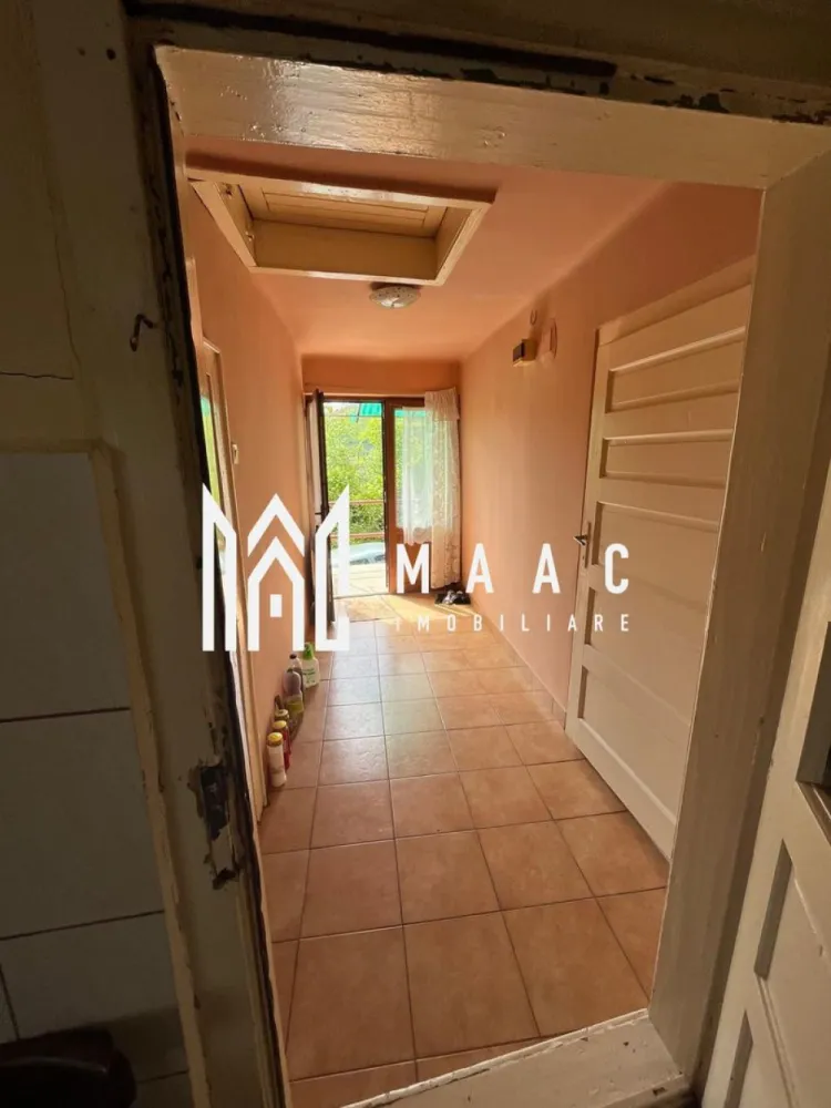 Casa 2 Camere | Teren 259 | Curte Individuala | Rasinari - MAAC Imobiliare vă propune spre vânzare o casă situată în Rășinari, una dintre cele mai apreciate localități din apropierea municipiului Sibiu, recunoscută pentru liniște, aer curat și peisajele deosebite.

Proprietatea este amplasată pe un teren de 259 mp și dispune de o suprafață construită de 72 mp.

Casa este compartimentată astfel:

2 camere
Bucătărie
Hol
Baie
Pivniță

Locuința reprezintă o alegere potrivită atât pentru rezidență permanentă, cât și pentru casă de vacanță, beneficiind de o curte proprie și de acces facil către toate punctele de interes din localitate.

Avantaje:

Situată în Rășinari
Curte proprie
Pivniță pentru depozitare
Zonă liniștită
La doar câteva minute de Sibiu

Pentru mai multe detalii și programarea unei vizionări, vă rugăm să precizați că ați văzut anunțul cu ID: CP3162005
