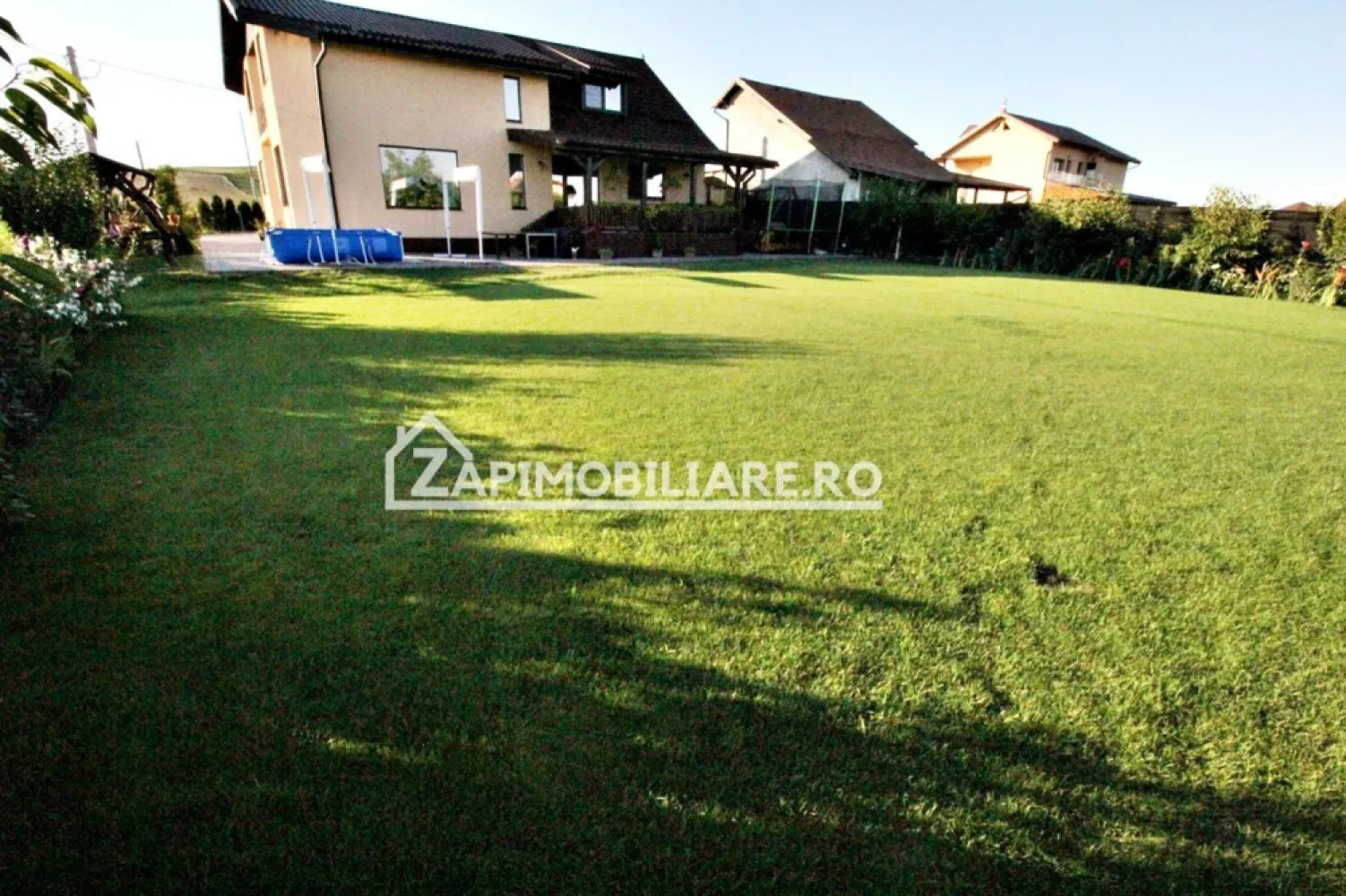 Casa 286 mp,1180 teren,Nazna,0%comision se accepta schimb - Descriere:
De vânzare sau de închiriat casă, singur în curte,7 camere situată în Nazna suprafața utilă de 286 mp amplasată pe un teren cu suprafața de 1.180 mp, cu o deschidere la drum de 42 ml.
Compartimentare:
- la parter: 1 living, 1 birou, 2 bucătării, 2 băi, 1 garaj 40 mp. cu intrare în casă, 2 terase, 1 cameră tehnică. 1 copertină pentru 2 mașini, 1 magazie.
- la etaj: 4 dormitoare, 3 băi, 1 dresing, 1 balcon.
- preț închiriere 1.800 euro
Detalii:
- centrală termică pe gaz + centrală pe lemne, calorifere, geamuri termopan triple, ușă metalică.
- fundația casei are o adâncime de 1 m, pereții sunt dubli și polistiren pe mijloc, acoperișul din tablă,
- pivniță 20 mp.
- anul construcției 2016 
Se accepta schimb cu apartament sau casă în Târgu Mureș 
Utilitați:
- curent, apă, gaz, fosă septică, în luna Octombrie se introduce canalizarea.

Casa se vinde la cheie, mobilată și utilată la prețul de 305000 Euro negociabil. Comision ZERO!
-----------------------------------------------------------------------------------------------------------------------------------------
Daca vă place această ofertă sau pentru alte informații sunați la numărul de contact din anunț! 0774048706
Compania Zap Imobiliare vă pune la dispoziție toate actele și documentele necesare alături de asistență și consiliere permanentă până la finalizarea achiziției imobiliare. 
Ne dorim să îți oferim cea mai plăcută experiență, îndeplinim vise cu pereți!