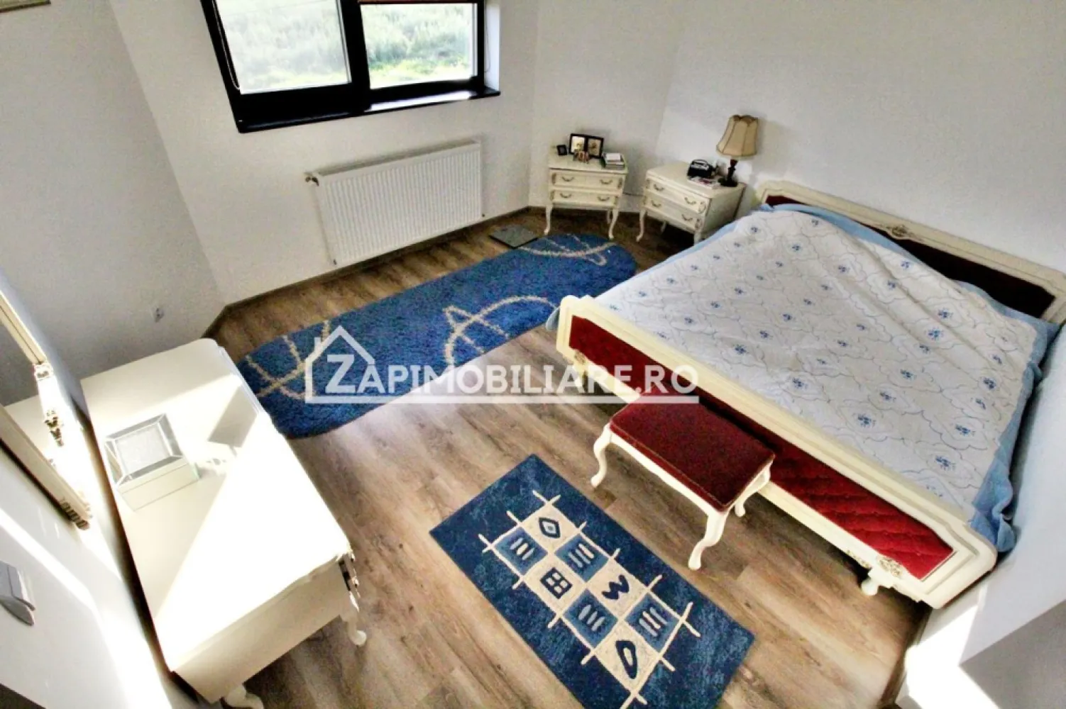 Casa 286 mp,1180 teren,Nazna,0%comision se accepta schimb - Descriere:
De vânzare sau de închiriat casă, singur în curte,7 camere situată în Nazna suprafața utilă de 286 mp amplasată pe un teren cu suprafața de 1.180 mp, cu o deschidere la drum de 42 ml.
Compartimentare:
- la parter: 1 living, 1 birou, 2 bucătării, 2 băi, 1 garaj 40 mp. cu intrare în casă, 2 terase, 1 cameră tehnică. 1 copertină pentru 2 mașini, 1 magazie.
- la etaj: 4 dormitoare, 3 băi, 1 dresing, 1 balcon.
- preț închiriere 1.800 euro
Detalii:
- centrală termică pe gaz + centrală pe lemne, calorifere, geamuri termopan triple, ușă metalică.
- fundația casei are o adâncime de 1 m, pereții sunt dubli și polistiren pe mijloc, acoperișul din tablă,
- pivniță 20 mp.
- anul construcției 2016 
Se accepta schimb cu apartament sau casă în Târgu Mureș 
Utilitați:
- curent, apă, gaz, fosă septică, în luna Octombrie se introduce canalizarea.

Casa se vinde la cheie, mobilată și utilată la prețul de 305000 Euro negociabil. Comision ZERO!
-----------------------------------------------------------------------------------------------------------------------------------------
Daca vă place această ofertă sau pentru alte informații sunați la numărul de contact din anunț! 0774048706
Compania Zap Imobiliare vă pune la dispoziție toate actele și documentele necesare alături de asistență și consiliere permanentă până la finalizarea achiziției imobiliare. 
Ne dorim să îți oferim cea mai plăcută experiență, îndeplinim vise cu pereți!