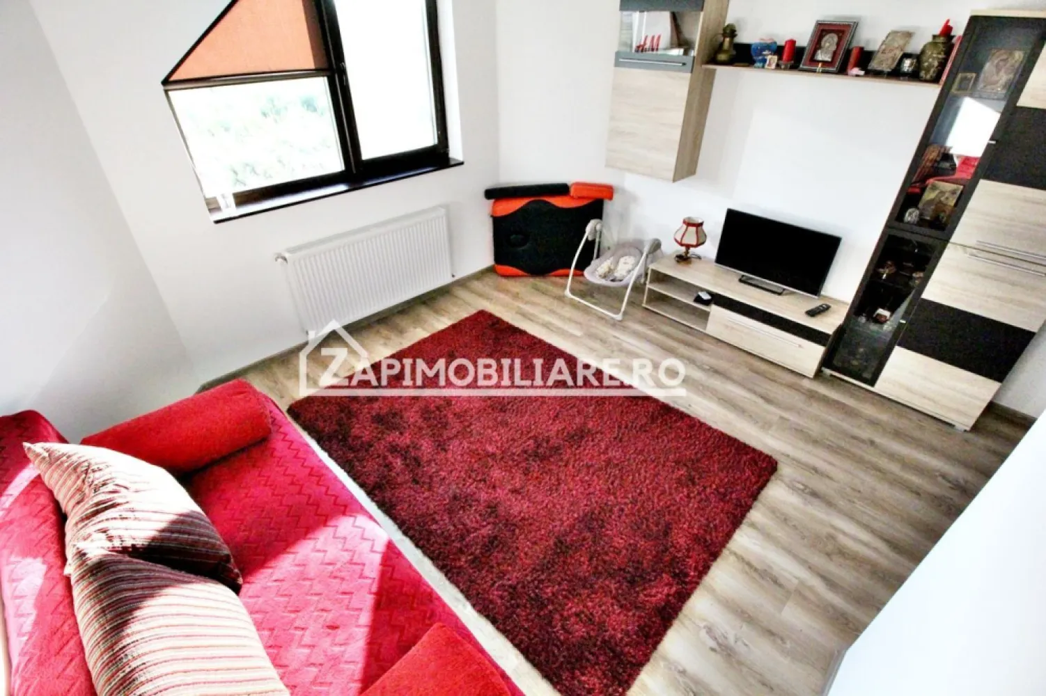 Casa 286 mp,1180 teren,Nazna,0%comision se accepta schimb - Descriere:
De vânzare sau de închiriat casă, singur în curte,7 camere situată în Nazna suprafața utilă de 286 mp amplasată pe un teren cu suprafața de 1.180 mp, cu o deschidere la drum de 42 ml.
Compartimentare:
- la parter: 1 living, 1 birou, 2 bucătării, 2 băi, 1 garaj 40 mp. cu intrare în casă, 2 terase, 1 cameră tehnică. 1 copertină pentru 2 mașini, 1 magazie.
- la etaj: 4 dormitoare, 3 băi, 1 dresing, 1 balcon.
- preț închiriere 1.800 euro
Detalii:
- centrală termică pe gaz + centrală pe lemne, calorifere, geamuri termopan triple, ușă metalică.
- fundația casei are o adâncime de 1 m, pereții sunt dubli și polistiren pe mijloc, acoperișul din tablă,
- pivniță 20 mp.
- anul construcției 2016 
Se accepta schimb cu apartament sau casă în Târgu Mureș 
Utilitați:
- curent, apă, gaz, fosă septică, în luna Octombrie se introduce canalizarea.

Casa se vinde la cheie, mobilată și utilată la prețul de 305000 Euro negociabil. Comision ZERO!
-----------------------------------------------------------------------------------------------------------------------------------------
Daca vă place această ofertă sau pentru alte informații sunați la numărul de contact din anunț! 0774048706
Compania Zap Imobiliare vă pune la dispoziție toate actele și documentele necesare alături de asistență și consiliere permanentă până la finalizarea achiziției imobiliare. 
Ne dorim să îți oferim cea mai plăcută experiență, îndeplinim vise cu pereți!