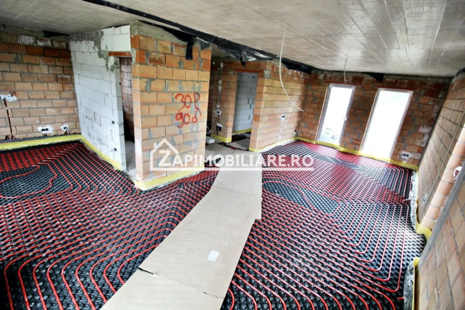 Casa 4 camere 120 mp,480 mp teren 0% comision - De vânzare casa pe 1 nivel singur în curte, 4 camere situată în Corunca suprafața utilă de 120 .mp amplasată pe un teren cu suprafața de 480 mp, 
Compartimentare:
- : 1 living, 1 bucătărie, 2 bai, 1 debara, 1 terasă 
-3 dormitoare, 1 dresing, 1 hol.
- geamuri tripan 
Detalii:
- fundația casei are o adâncime de 1 m, pereții sunt din cărămidă, acoperișul de țiglă, izolată cu polistiren de 10 cm.
- anul construcției 2026
Utilitați:
- curent, apă, gaz, canalizare
- centrală, incălzire în pardoseală 
Casa se vinde semifinisata avansat cu gard la prețul de 172000 Euro + tva inclus in pret Comision ZERO!
-----------------------------------------------------------------------------------------------------------------------------------------
Daca vă place această ofertă sau pentru alte informații sunați la numărul de contact din anunț! 0774048706
Compania Zap Imobiliare vă pune la dispoziție toate actele și documentele necesare alături de asistență și consiliere permanentă până la finalizarea achiziției imobiliare. 
Ne dorim să îți oferim cea mai plăcută experiență, îndeplinim vise cu pereți!