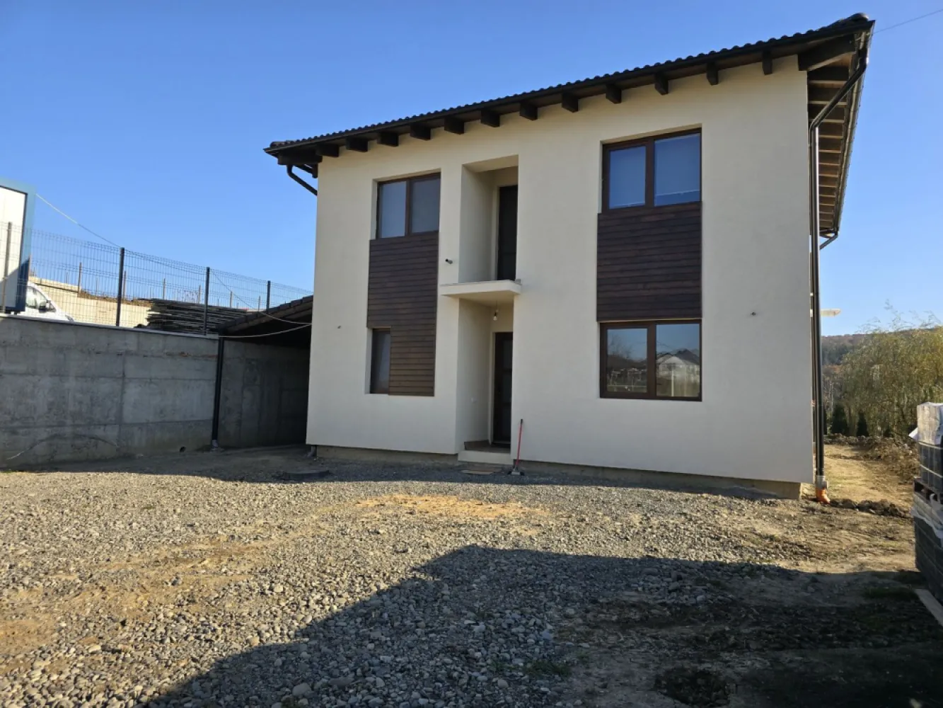 Casa 4 camere,2 bai,136 mp, 550 mp teren zona Corunca - De vânzare casă, singur în curte 4 camere situată în Corunca lângă pădure, suprafața utilă de 136mp.amplasată pe un teren cu suprafața de 550 mp, 
Compartimentare:
- la parter: 1 living, 1 bucătărie, 1 baie,1 terasă, 1 debara.
- la etaj 3 dormitoare, 1 băi, 1 balcon,la etaj înălțimea camerelor este de 2,70 m, 

Detalii:
- centrală termică, calorifere, geamuri tripan 
- fundația casei are o adâncime de 1,5 m, pereții sunt din cărămidă, acoperișul de țiglă, izolată cu polistiren de 10 cm.
Utilitați:
- curent, apă, gaz, canalizare
Casa se vinde semifinisată cu centrală,calorifere, exteriorul complet finisat la prețul de 158.000 Euro + tva Comision ZERO!
-----------------------------------------------------------------------------------------------------------------------------------------
Daca vă place această ofertă sau pentru alte informații sunați la numărul de contact din anunț! 0774048706 Bogdan
Compania Zap Imobiliare vă pune la dispoziție toate actele și documentele necesare alături de asistență și consiliere permanentă până la finalizarea achiziției imobiliare. 
Ne dorim să îți oferim cea mai plăcută experiență, îndeplinim vise cu pereți!ĺ