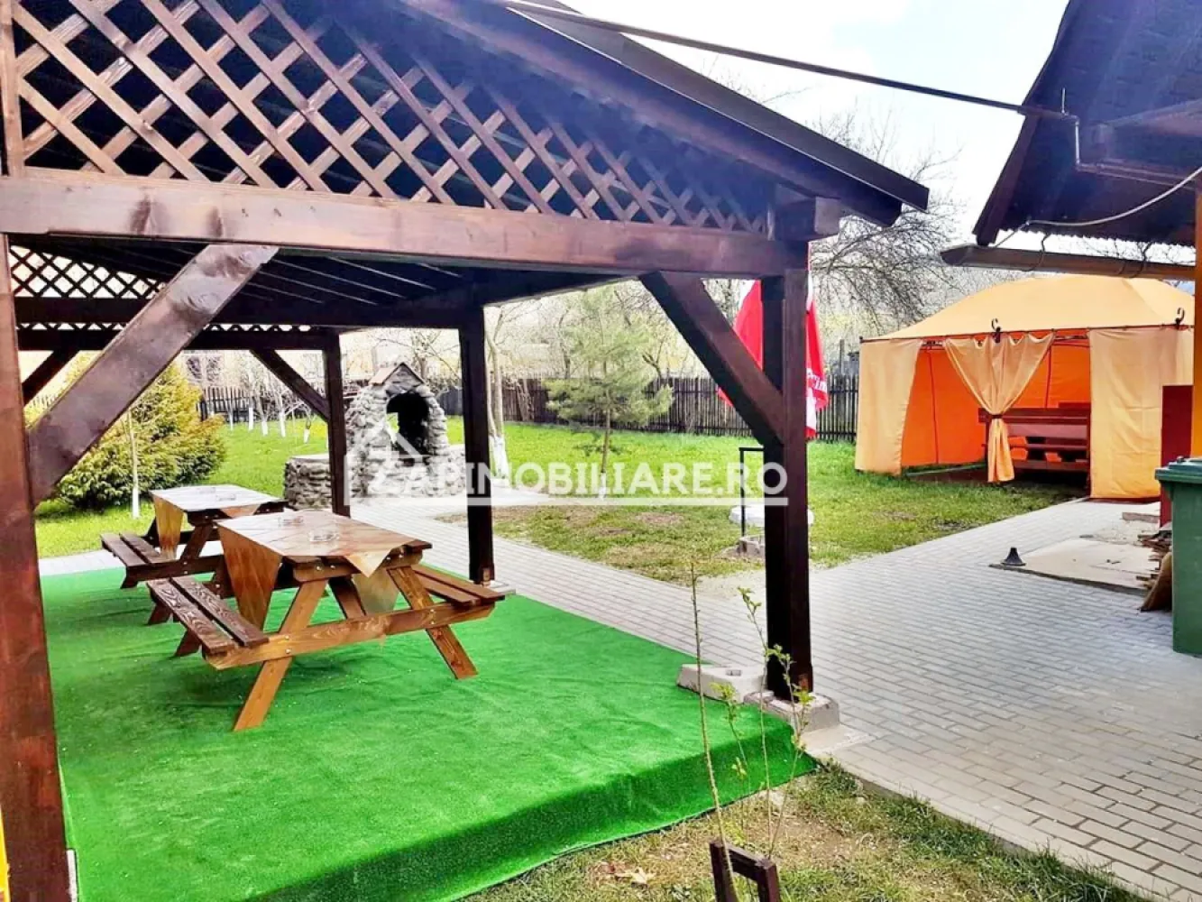 Pensiune 11 camere 500 mp, 2.100 mp teren, Sovata, 0% comision - De vânzare Pensiune în Sovata recent Renovată ,cu clientelă formată, singur în curte 11 camere, 10 băi, situată pe strada Lungă suprafața utilă de 500 .mp amplasată pe un teren cu suprafața de 2100 mp, 

Detalii:
- centrală termică, calorifere, geamuri termopan, 
 - 10 parcări, piscină cu jacuzi, șemineu, 

Utilitați:
- curent, apă, gaz, 

Pensiunea se vinde la cheie mobilată și utilată la prețul de 320.000 Euro negociabil. Comision ZERO!

-----------------------------------------------------------------------------------------------------------------------------------------
Dacă vă place această ofertă sau pentru alte informații sunați la numărul de contact din anunț! 
Compania Zap Imobiliare vă pune la dispoziție toate actele și documentele necesare alături de asistență și consiliere permanentă până la finalizarea achiziției imobiliare. 
Ne dorim să îți oferim cea mai plăcută experiență, îndeplinim vise cu pereți!