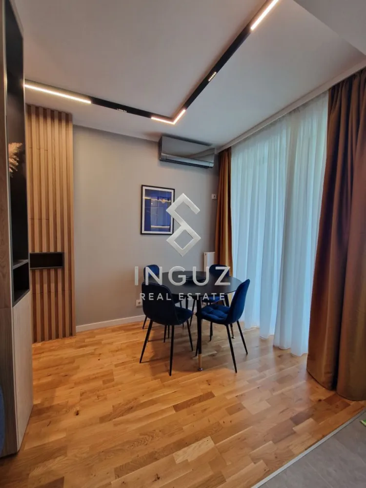 DE ÎNCHIRIAT – APARTAMENT 3 CAMERE PREMIUM – BĂNEASA (ZONA ZOO) - DE ÎNCHIRIAT – APARTAMENT 3 CAMERE PREMIUM – BĂNEASA (ZONA ZOO)
1.100 € / lună | Proprietar | 83 mp | Etaj 2

Apartament premium cu 3 camere situat în zona de nord a Bucureștiului, lângă Pădurea Băneasa și Grădina Zoologică. Ideal pentru familie sau expați care caută confort, liniște și acces rapid către oraș și aeroport.

LOCALIZARE
Lângă Pădurea Băneasa – natură, alergare, relaxare
2 min Grădina Zoologică
7 min Băneasa Shopping City
10 min Aeroport Henri Coandă
11 min Aviației | 12 min Piața Victoriei | 13 min Herăstrău
Aproape de școli internaționale (Cambridge, British School, Mark Twain, American School)

COMPLEX
Pază 24/7
Grădină privată + loc de joacă
Comunitate liniștită (familii + expați)
Parcare subterană (opțional)
Încălzire centralizată

APARTAMENT
83 mp utili
Living spațios + bucătărie open space
2 dormitoare | 2 băi (duș + cadă)
Terasă
Design modern, minimalist

CONDIȚII
Contract minim 12 luni
2 luni garanție
Fără animale de companie
Fumatul interzis
Comision agenție: 50%