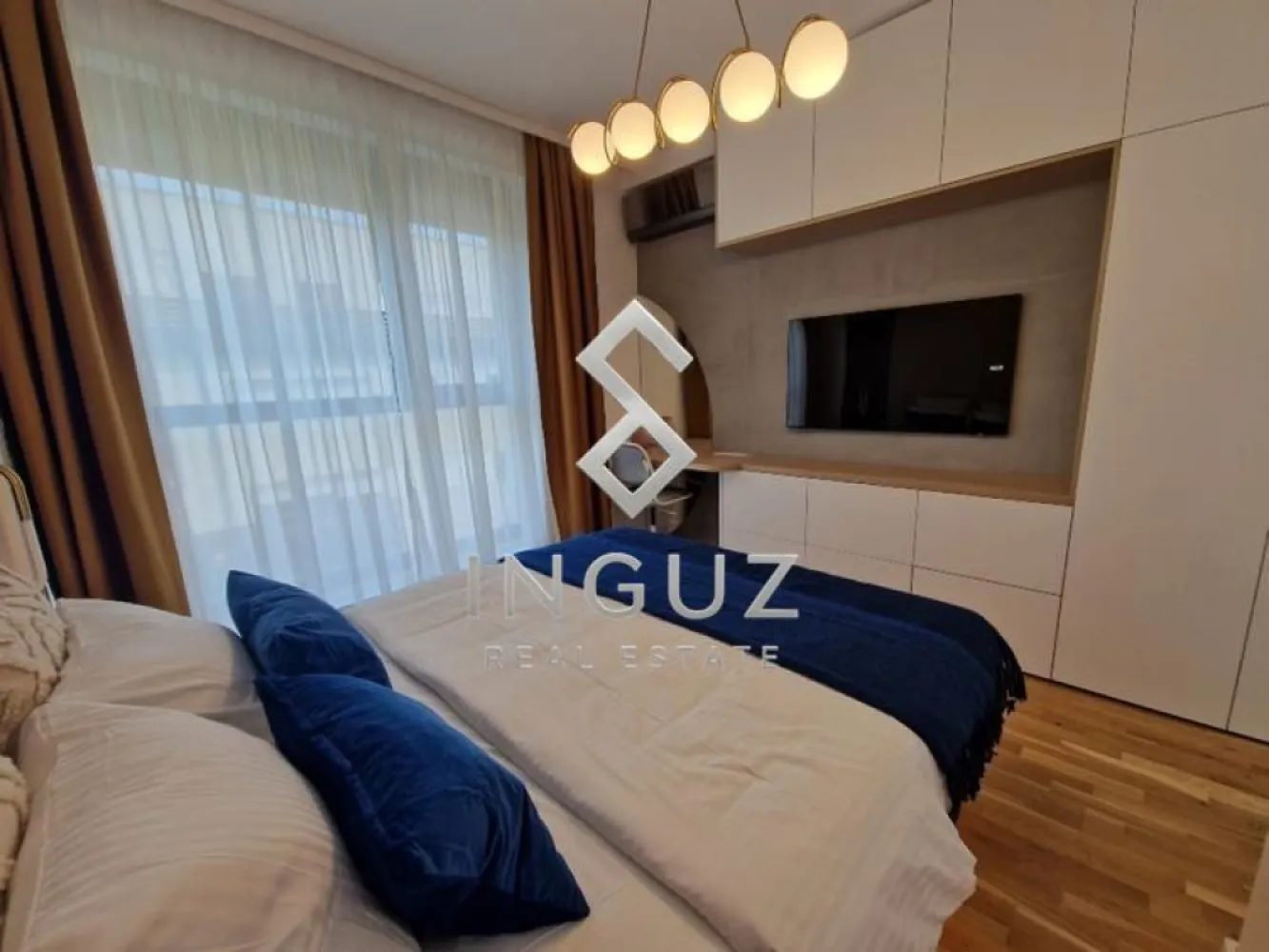 DE ÎNCHIRIAT – APARTAMENT 3 CAMERE PREMIUM – BĂNEASA (ZONA ZOO) - DE ÎNCHIRIAT – APARTAMENT 3 CAMERE PREMIUM – BĂNEASA (ZONA ZOO)
1.100 € / lună | Proprietar | 83 mp | Etaj 2

Apartament premium cu 3 camere situat în zona de nord a Bucureștiului, lângă Pădurea Băneasa și Grădina Zoologică. Ideal pentru familie sau expați care caută confort, liniște și acces rapid către oraș și aeroport.

LOCALIZARE
Lângă Pădurea Băneasa – natură, alergare, relaxare
2 min Grădina Zoologică
7 min Băneasa Shopping City
10 min Aeroport Henri Coandă
11 min Aviației | 12 min Piața Victoriei | 13 min Herăstrău
Aproape de școli internaționale (Cambridge, British School, Mark Twain, American School)

COMPLEX
Pază 24/7
Grădină privată + loc de joacă
Comunitate liniștită (familii + expați)
Parcare subterană (opțional)
Încălzire centralizată

APARTAMENT
83 mp utili
Living spațios + bucătărie open space
2 dormitoare | 2 băi (duș + cadă)
Terasă
Design modern, minimalist

CONDIȚII
Contract minim 12 luni
2 luni garanție
Fără animale de companie
Fumatul interzis
Comision agenție: 50%