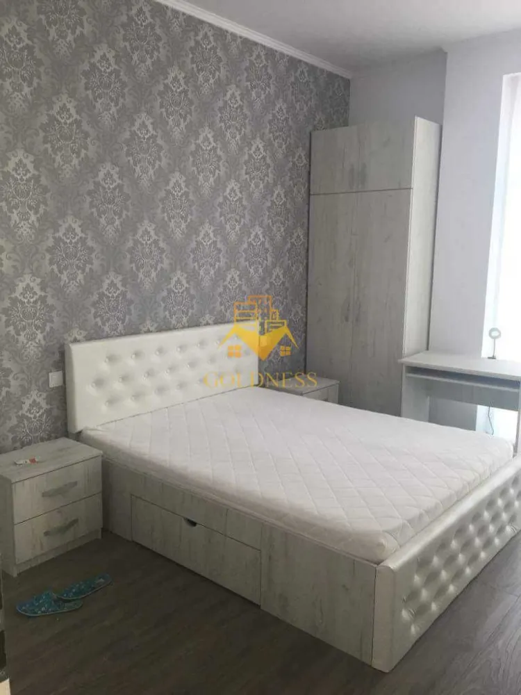 3 camere, Central, NTT data, Mihai Viteazul, Nicolae Balacescu, Paris - GOLDNESS Imobiliare vă propune spre închiriere un apartament cu 3 camere complet mobilat și utilat, la etajul 2 într-un imobil de 7 etaje, Central, zona NTT Data.
Se află în apropierea stațiilor de transport în comun, magazine, restaurante, spații verzi, farmacii, etc. 

Apartamentul este compartimentat astfel:
 - dormitor cu pat matrimonial, dressing, noptiere
 - dormitor cu pat matrimonial, birou
 - living cu canapea extensibilă 
 - bucătărie complet utilată și mobilată, loc de servit masa 
 - baie cu cada, bideu, calorifer port prosop și dulap pentru depozitare.
 - terasa de 10 mp.

Imobilul este dotat cu toate cele necesare- centrală proprie, frigider, aragaz, hotă, mașină de spălat haine, etc. 

Dacă sunteți interesați de acest apartament și doriți să îl vizionați, dar și pentru alte oferte nu ezitați să ne contactați telefonic sau prin e-mail. Vă stăm la dispoziție!
Pentru intermediere se percepe un comision de 50% din prețul chiriei!