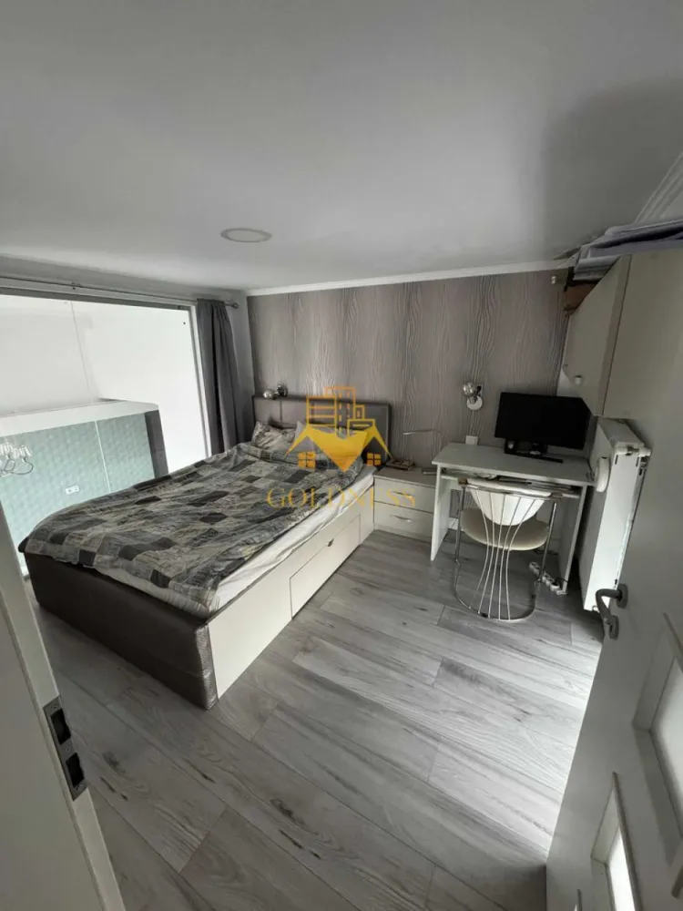 3 camere, Central, NTT data, Mihai Viteazul, Nicolae Balacescu, Paris - GOLDNESS Imobiliare vă propune spre închiriere un apartament cu 3 camere complet mobilat și utilat, la etajul 2 într-un imobil de 7 etaje, Central, zona NTT Data.
Se află în apropierea stațiilor de transport în comun, magazine, restaurante, spații verzi, farmacii, etc. 

Apartamentul este compartimentat astfel:
 - dormitor cu pat matrimonial, dressing, noptiere
 - dormitor cu pat matrimonial, birou
 - living cu canapea extensibilă 
 - bucătărie complet utilată și mobilată, loc de servit masa 
 - baie cu cada, bideu, calorifer port prosop și dulap pentru depozitare.
 - terasa de 10 mp.

Imobilul este dotat cu toate cele necesare- centrală proprie, frigider, aragaz, hotă, mașină de spălat haine, etc. 

Dacă sunteți interesați de acest apartament și doriți să îl vizionați, dar și pentru alte oferte nu ezitați să ne contactați telefonic sau prin e-mail. Vă stăm la dispoziție!
Pentru intermediere se percepe un comision de 50% din prețul chiriei!