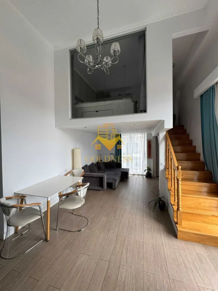 3 camere, Central, NTT data, Mihai Viteazul, Nicolae Balacescu, Paris - GOLDNESS Imobiliare vă propune spre închiriere un apartament cu 3 camere complet mobilat și utilat, la etajul 2 într-un imobil de 7 etaje, Central, zona NTT Data.
Se află în apropierea stațiilor de transport în comun, magazine, restaurante, spații verzi, farmacii, etc. 

Apartamentul este compartimentat astfel:
 - dormitor cu pat matrimonial, dressing, noptiere
 - dormitor cu pat matrimonial, birou
 - living cu canapea extensibilă 
 - bucătărie complet utilată și mobilată, loc de servit masa 
 - baie cu cada, bideu, calorifer port prosop și dulap pentru depozitare.
 - terasa de 10 mp.

Imobilul este dotat cu toate cele necesare- centrală proprie, frigider, aragaz, hotă, mașină de spălat haine, etc. 

Dacă sunteți interesați de acest apartament și doriți să îl vizionați, dar și pentru alte oferte nu ezitați să ne contactați telefonic sau prin e-mail. Vă stăm la dispoziție!
Pentru intermediere se percepe un comision de 50% din prețul chiriei!