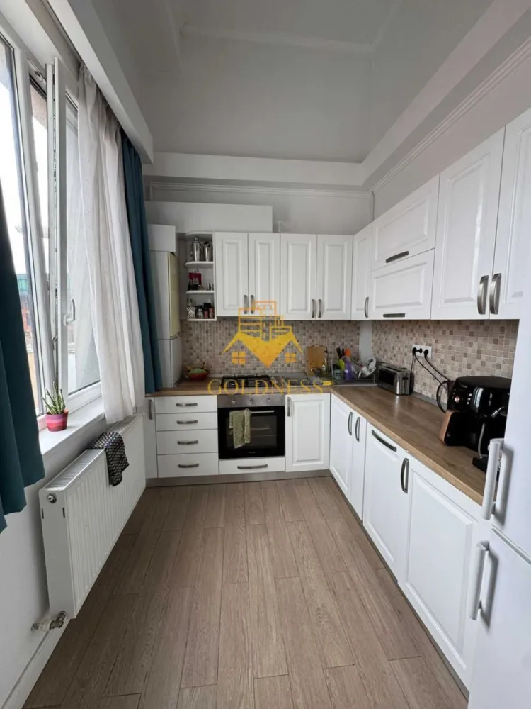 3 camere, Central, NTT data, Mihai Viteazul, Nicolae Balacescu, Paris - GOLDNESS Imobiliare vă propune spre închiriere un apartament cu 3 camere complet mobilat și utilat, la etajul 2 într-un imobil de 7 etaje, Central, zona NTT Data.
Se află în apropierea stațiilor de transport în comun, magazine, restaurante, spații verzi, farmacii, etc. 

Apartamentul este compartimentat astfel:
 - dormitor cu pat matrimonial, dressing, noptiere
 - dormitor cu pat matrimonial, birou
 - living cu canapea extensibilă 
 - bucătărie complet utilată și mobilată, loc de servit masa 
 - baie cu cada, bideu, calorifer port prosop și dulap pentru depozitare.
 - terasa de 10 mp.

Imobilul este dotat cu toate cele necesare- centrală proprie, frigider, aragaz, hotă, mașină de spălat haine, etc. 

Dacă sunteți interesați de acest apartament și doriți să îl vizionați, dar și pentru alte oferte nu ezitați să ne contactați telefonic sau prin e-mail. Vă stăm la dispoziție!
Pentru intermediere se percepe un comision de 50% din prețul chiriei!