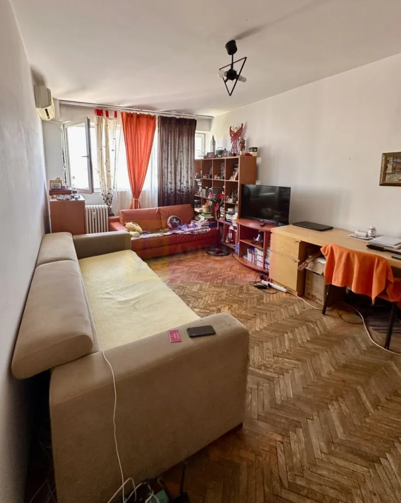 3 camere Mihai Bravu- Iancului - Compania imobiliara Apulum94 va propune un apartament de trei camere confort 1,semidecomandat,etaj 8/10 situat in apropiere de intersectia Mihai Bravu- Iancului, cu o suprafata utila de 60mp si o suprafata totala de 65 mp. Blocul este din anul 1965 si este anvelopat,a fost expertizat si incadrat in clasa U2. Apartamentul este pozitionat intr-o zona foarte bine conectata la mijloace de transport,magazine,piata , scoli, metrou.
 Pentru mai multe detalii sau o eventuala vizionare a apartamentului va rog sa sunati la numarul de telefon 0733683454- Dorin Dinu.