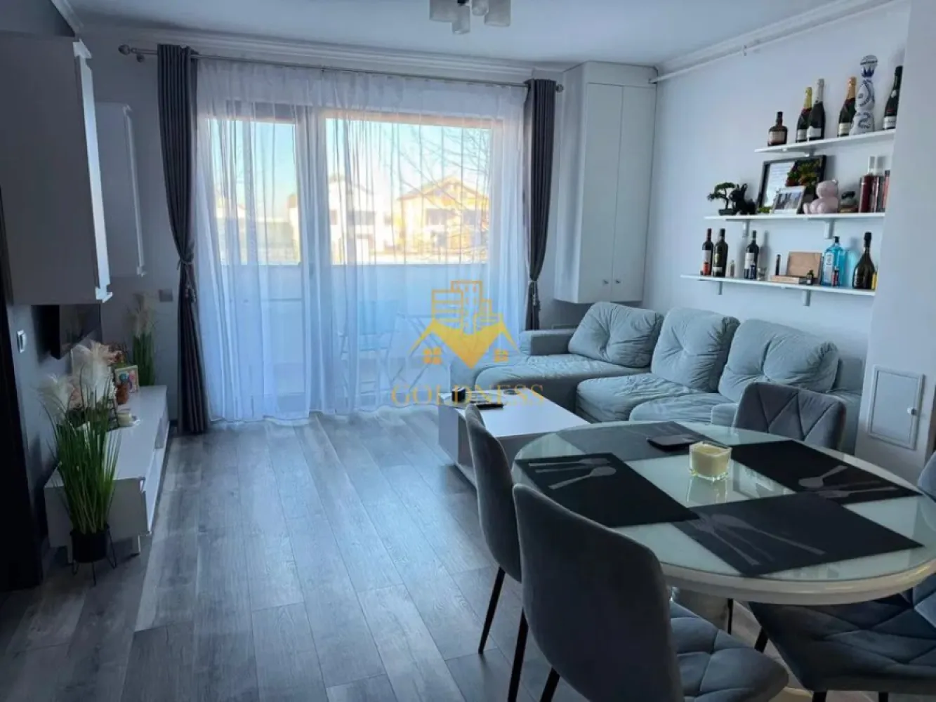 2 camere Openspace, modern, Europa zona Calea Turzii, OMV, Hexagon, - GOLDNESS Imobiliare vă propune spre închiriere un apartament cu 2 camere complet mobilat și utilat, la parterul inalt al unui imobil de 5 etaje, în Cartierul Europa!
Posibilitate de parcare in zona la liber!
Se află în apropierea stațiilor de transport în comun, magazine, restaurante, spații verzi, farmacii, etc. 

Apartamentul este compartimentat astfel:
 - dormitor cu pat matrimonial, dressing, noptiere
 - living cu bucatarie open space complet utilată și mobilată, canapea extensibilă, loc de servit masa 
 - baie cu cabina de dus, calorifer port prosop și dulap pentru depozitare.
 - balcon 5 mp.

Imobilul este dotat cu toate cele necesare- centrală proprie, frigider, aragaz, hotă, mașină de spălat haine, etc. 

Dacă sunteți interesați de acest apartament și doriți să îl vizionați, dar și pentru alte oferte nu ezitați să ne contactați telefonic sau prin e-mail. Vă stăm la dispoziție!
Pentru intermediere se percepe un comision de 50% din prețul chiriei!