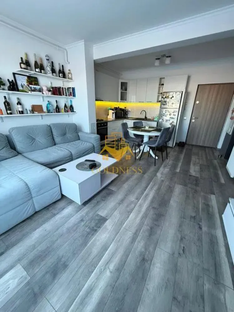 2 camere Openspace, modern, Europa zona Calea Turzii, OMV, Hexagon, - GOLDNESS Imobiliare vă propune spre închiriere un apartament cu 2 camere complet mobilat și utilat, la parterul inalt al unui imobil de 5 etaje, în Cartierul Europa!
Posibilitate de parcare in zona la liber!
Se află în apropierea stațiilor de transport în comun, magazine, restaurante, spații verzi, farmacii, etc. 

Apartamentul este compartimentat astfel:
 - dormitor cu pat matrimonial, dressing, noptiere
 - living cu bucatarie open space complet utilată și mobilată, canapea extensibilă, loc de servit masa 
 - baie cu cabina de dus, calorifer port prosop și dulap pentru depozitare.
 - balcon 5 mp.

Imobilul este dotat cu toate cele necesare- centrală proprie, frigider, aragaz, hotă, mașină de spălat haine, etc. 

Dacă sunteți interesați de acest apartament și doriți să îl vizionați, dar și pentru alte oferte nu ezitați să ne contactați telefonic sau prin e-mail. Vă stăm la dispoziție!
Pentru intermediere se percepe un comision de 50% din prețul chiriei!