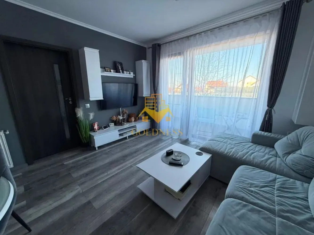 2 camere Openspace, modern, Europa zona Calea Turzii, OMV, Hexagon, - GOLDNESS Imobiliare vă propune spre închiriere un apartament cu 2 camere complet mobilat și utilat, la parterul inalt al unui imobil de 5 etaje, în Cartierul Europa!
Posibilitate de parcare in zona la liber!
Se află în apropierea stațiilor de transport în comun, magazine, restaurante, spații verzi, farmacii, etc. 

Apartamentul este compartimentat astfel:
 - dormitor cu pat matrimonial, dressing, noptiere
 - living cu bucatarie open space complet utilată și mobilată, canapea extensibilă, loc de servit masa 
 - baie cu cabina de dus, calorifer port prosop și dulap pentru depozitare.
 - balcon 5 mp.

Imobilul este dotat cu toate cele necesare- centrală proprie, frigider, aragaz, hotă, mașină de spălat haine, etc. 

Dacă sunteți interesați de acest apartament și doriți să îl vizionați, dar și pentru alte oferte nu ezitați să ne contactați telefonic sau prin e-mail. Vă stăm la dispoziție!
Pentru intermediere se percepe un comision de 50% din prețul chiriei!