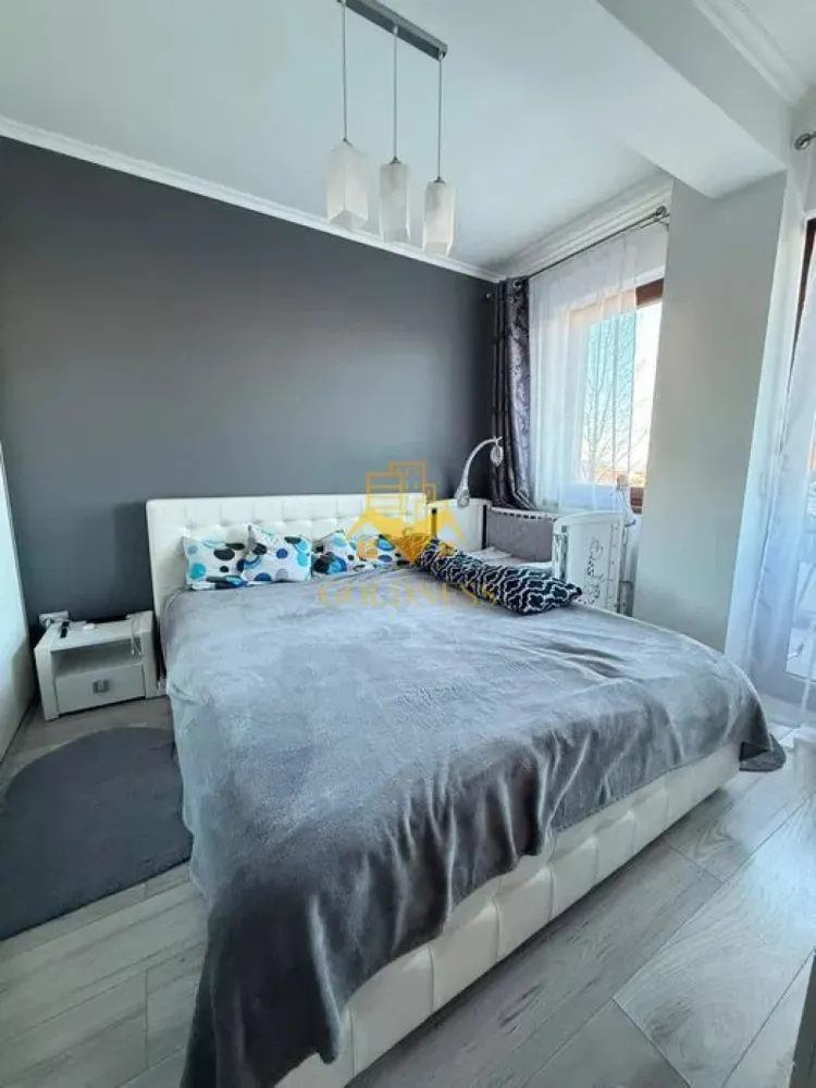 2 camere Openspace, modern, Europa zona Calea Turzii, OMV, Hexagon, - GOLDNESS Imobiliare vă propune spre închiriere un apartament cu 2 camere complet mobilat și utilat, la parterul inalt al unui imobil de 5 etaje, în Cartierul Europa!
Posibilitate de parcare in zona la liber!
Se află în apropierea stațiilor de transport în comun, magazine, restaurante, spații verzi, farmacii, etc. 

Apartamentul este compartimentat astfel:
 - dormitor cu pat matrimonial, dressing, noptiere
 - living cu bucatarie open space complet utilată și mobilată, canapea extensibilă, loc de servit masa 
 - baie cu cabina de dus, calorifer port prosop și dulap pentru depozitare.
 - balcon 5 mp.

Imobilul este dotat cu toate cele necesare- centrală proprie, frigider, aragaz, hotă, mașină de spălat haine, etc. 

Dacă sunteți interesați de acest apartament și doriți să îl vizionați, dar și pentru alte oferte nu ezitați să ne contactați telefonic sau prin e-mail. Vă stăm la dispoziție!
Pentru intermediere se percepe un comision de 50% din prețul chiriei!