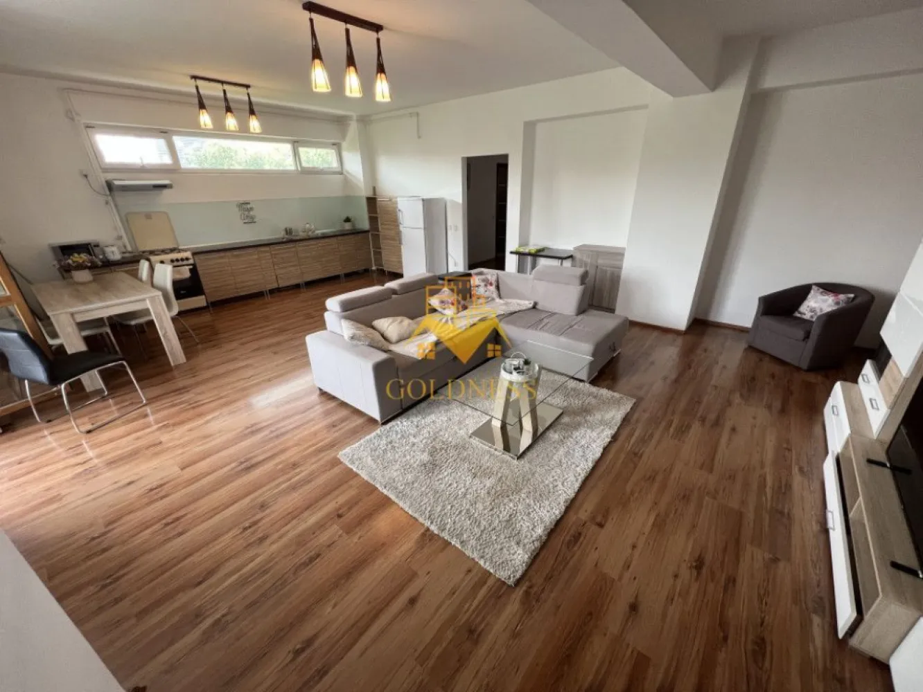 2 camere, modern, bloc nou, Manastur, zona Usamv, Platinia - GOLDNESS Imobiliare vă propune spre închiriere un apartament cu 2 camere complet mobilat și utilat, la etajul 2 într-un imobil de 8 etaje, în cartierul Manastur. Apartamentul este compartimentat astfel:
 - dormitor cu pat matrimonial, dressing, noptiere
 - living cu bucatarie open-space complet utilată, canapea extensibla, loc de servit masa 
 - baie cu cabina de dus, calorifer port prosop inox și dulap pentru depozitare.
 - terasa de 15 mp.

Imobilul este dotat cu toate cele necesare- centrală proprie, mașină de spălat haine, frigider, plită electrică, hotă, etc. 
Se află în apropierea stațiilor de transport în comun, magazine, restaurante, spații verzi, farmacii, etc. 
Posibilitate de parcare in zona !

Dacă sunteți interesați de acest apartament și doriți să îl vizionați, dar și pentru alte oferte sau detalii nu ezitați să ne contactați telefonic sau prin e-mail - goldnessimobiliare@gmail.com. Vă stăm la dispoziție!