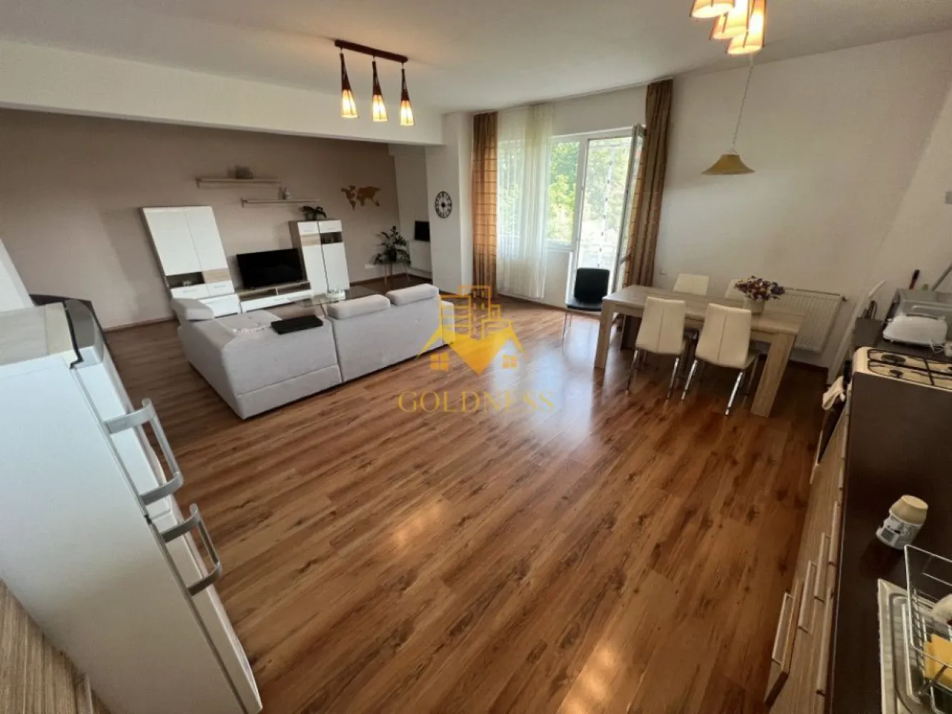 2 camere, modern, bloc nou, Manastur, zona Usamv, Platinia - GOLDNESS Imobiliare vă propune spre închiriere un apartament cu 2 camere complet mobilat și utilat, la etajul 2 într-un imobil de 8 etaje, în cartierul Manastur. Apartamentul este compartimentat astfel:
 - dormitor cu pat matrimonial, dressing, noptiere
 - living cu bucatarie open-space complet utilată, canapea extensibla, loc de servit masa 
 - baie cu cabina de dus, calorifer port prosop inox și dulap pentru depozitare.
 - terasa de 15 mp.

Imobilul este dotat cu toate cele necesare- centrală proprie, mașină de spălat haine, frigider, plită electrică, hotă, etc. 
Se află în apropierea stațiilor de transport în comun, magazine, restaurante, spații verzi, farmacii, etc. 
Posibilitate de parcare in zona !

Dacă sunteți interesați de acest apartament și doriți să îl vizionați, dar și pentru alte oferte sau detalii nu ezitați să ne contactați telefonic sau prin e-mail - goldnessimobiliare@gmail.com. Vă stăm la dispoziție!