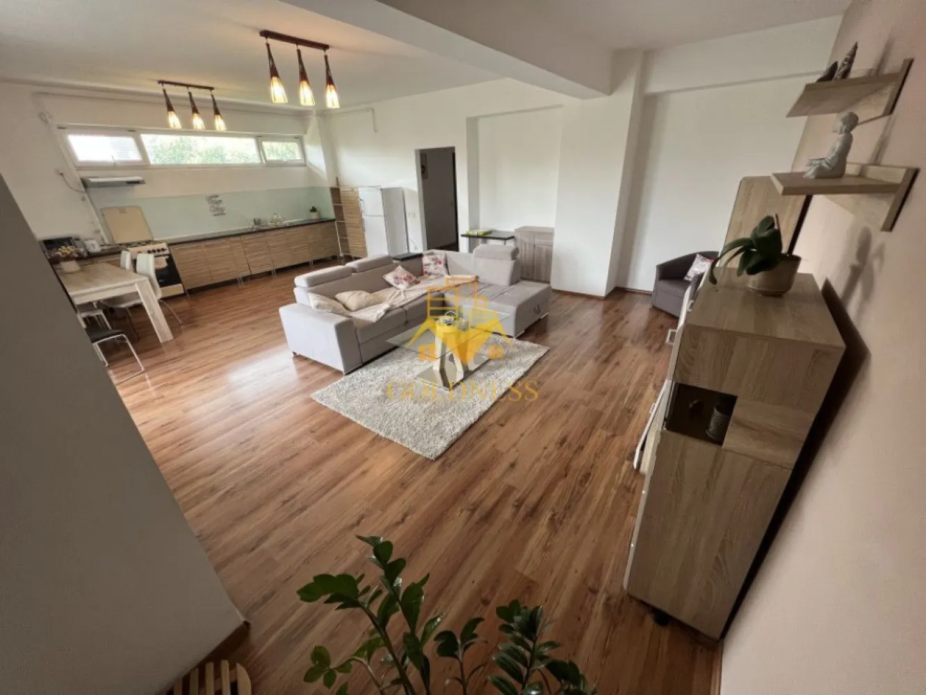 2 camere, modern, bloc nou, Manastur, zona Usamv, Platinia - GOLDNESS Imobiliare vă propune spre închiriere un apartament cu 2 camere complet mobilat și utilat, la etajul 2 într-un imobil de 8 etaje, în cartierul Manastur. Apartamentul este compartimentat astfel:
 - dormitor cu pat matrimonial, dressing, noptiere
 - living cu bucatarie open-space complet utilată, canapea extensibla, loc de servit masa 
 - baie cu cabina de dus, calorifer port prosop inox și dulap pentru depozitare.
 - terasa de 15 mp.

Imobilul este dotat cu toate cele necesare- centrală proprie, mașină de spălat haine, frigider, plită electrică, hotă, etc. 
Se află în apropierea stațiilor de transport în comun, magazine, restaurante, spații verzi, farmacii, etc. 
Posibilitate de parcare in zona !

Dacă sunteți interesați de acest apartament și doriți să îl vizionați, dar și pentru alte oferte sau detalii nu ezitați să ne contactați telefonic sau prin e-mail - goldnessimobiliare@gmail.com. Vă stăm la dispoziție!